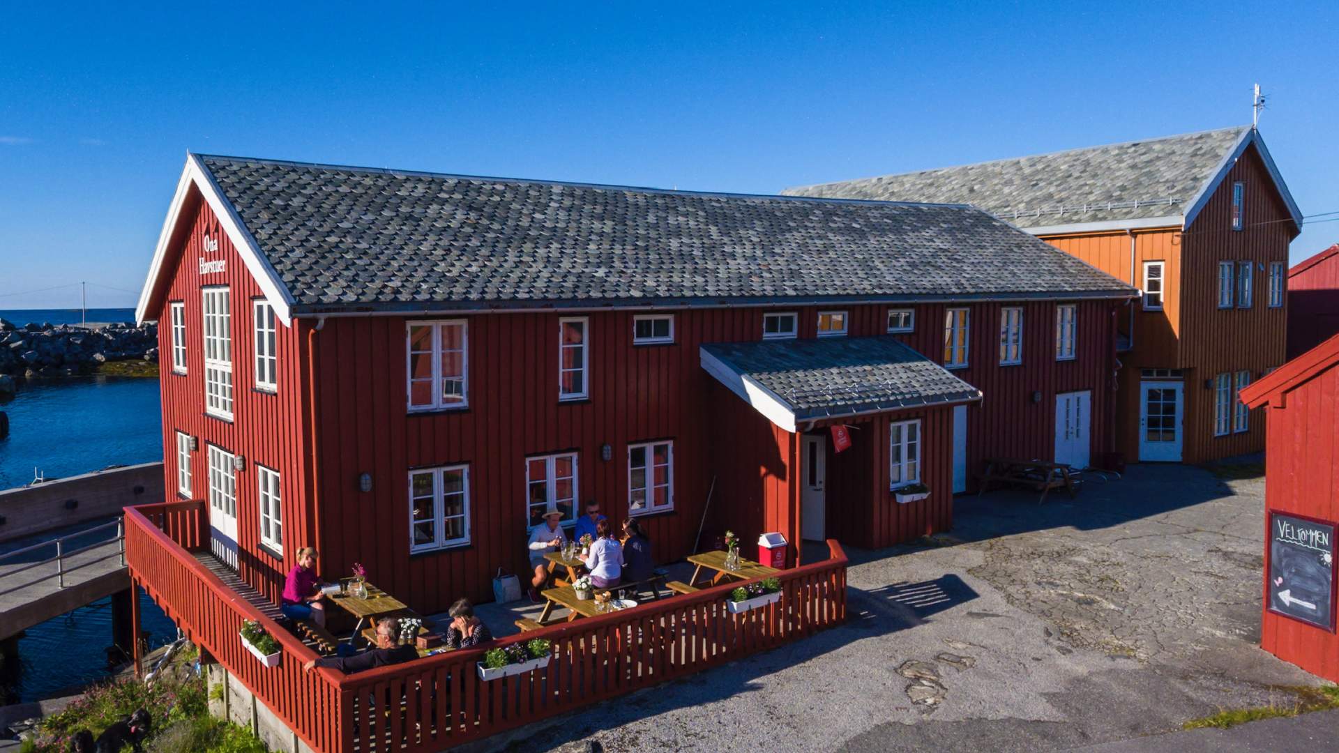 Inngangsparti og uteservering på Ona Havstuer