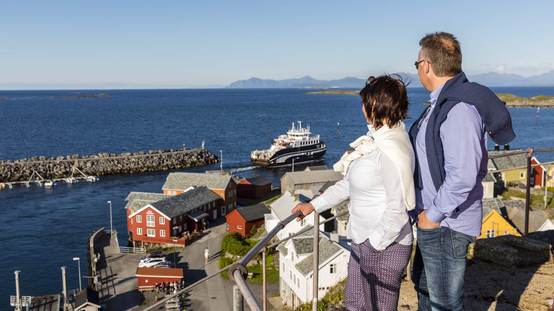 Flott utsikt over Ona og havet fra fyret.