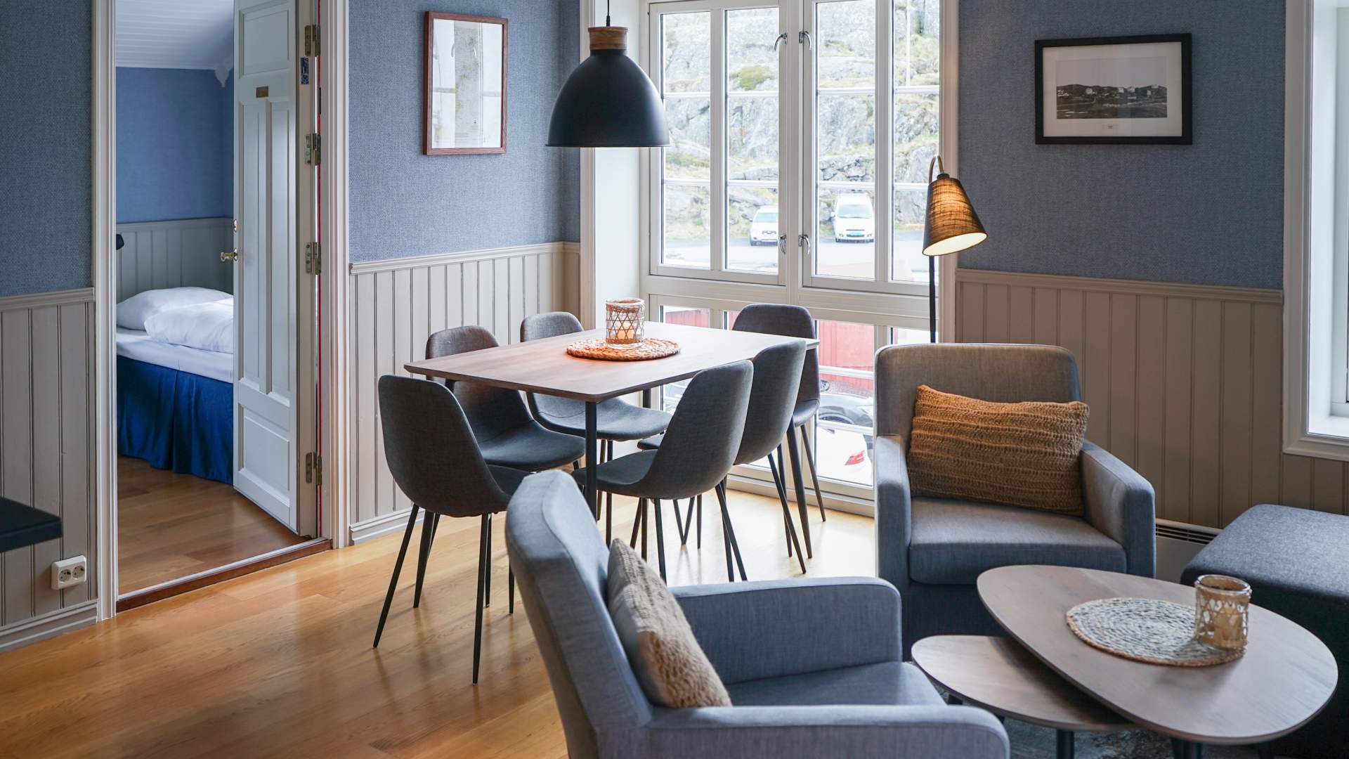 Romslig plass på rommet på Ona Havstuer.