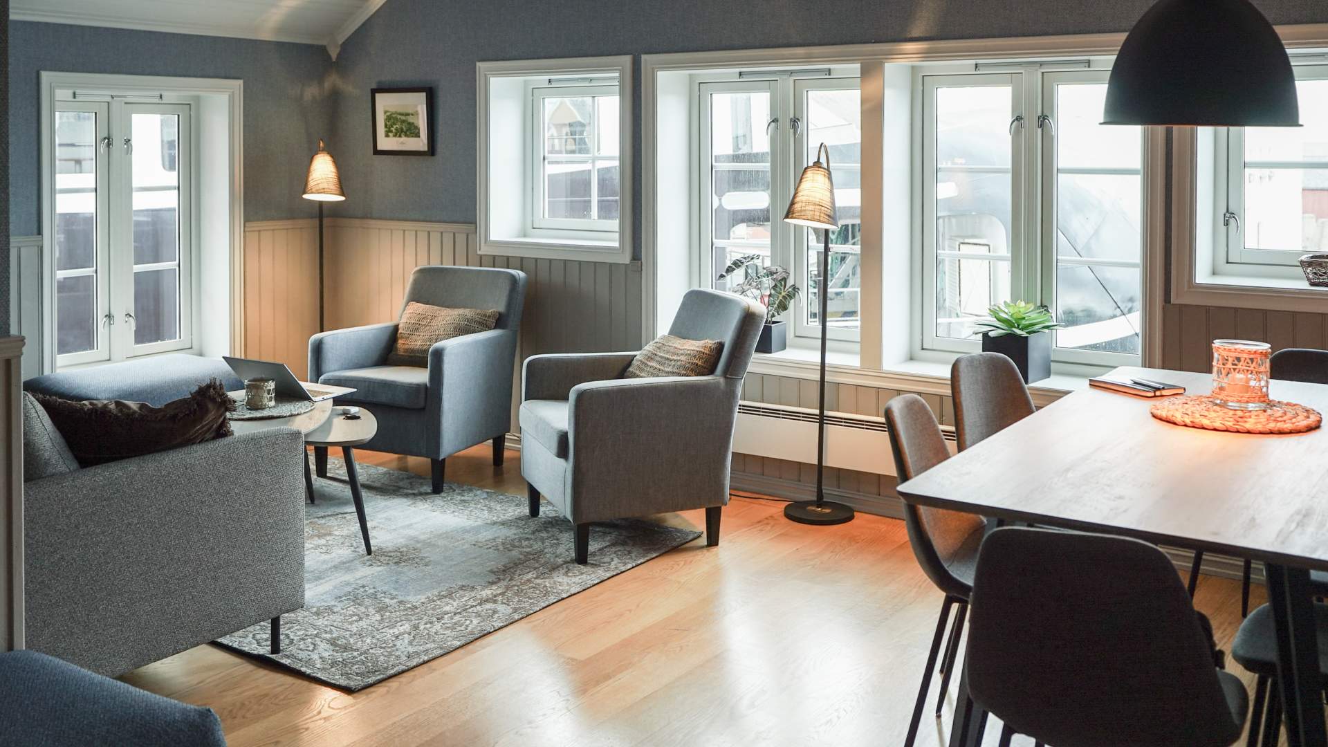 Stort og lyst rom med flott utsikt