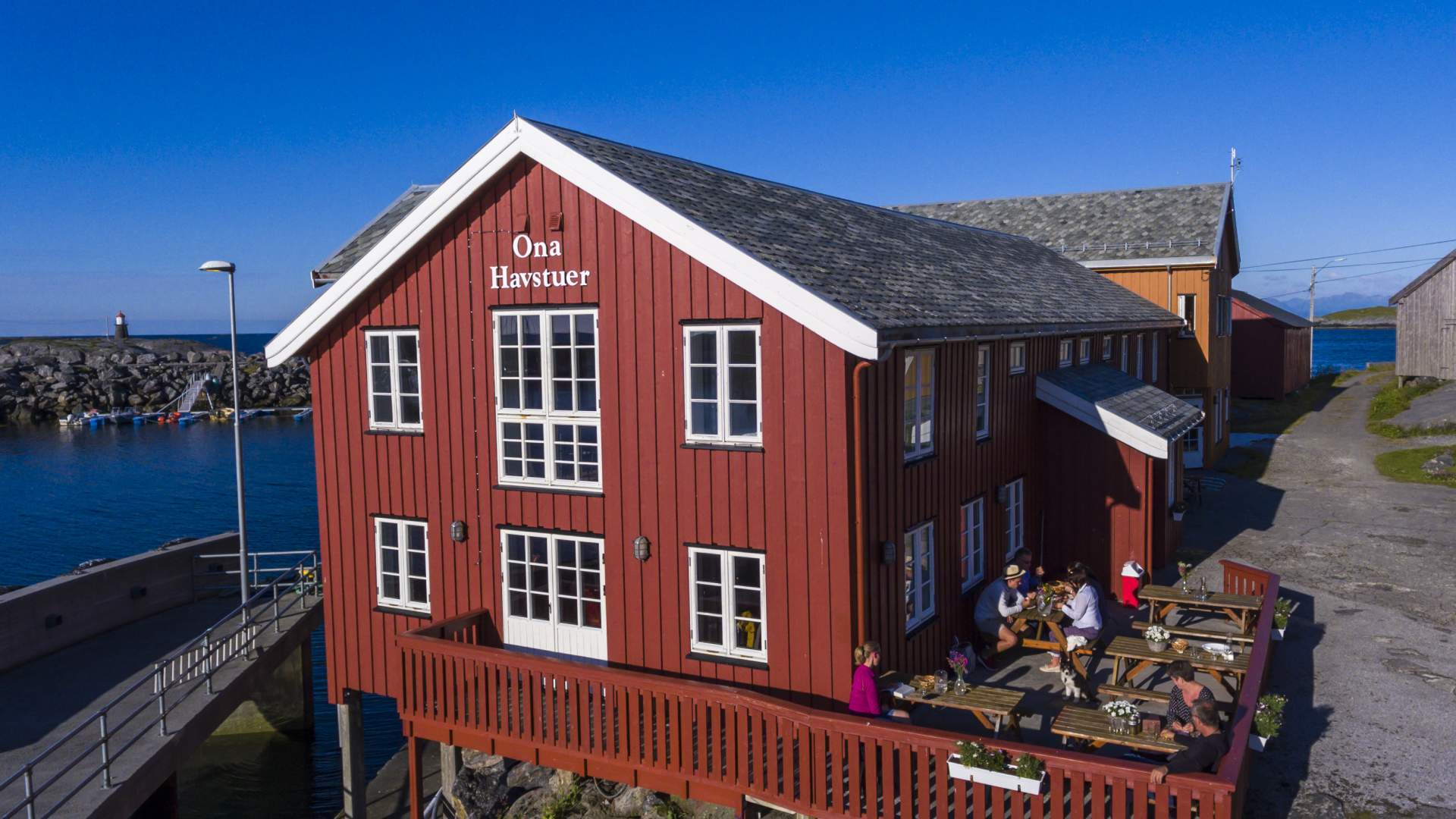 Inngangsparto og uteservering på Ona Havstuer