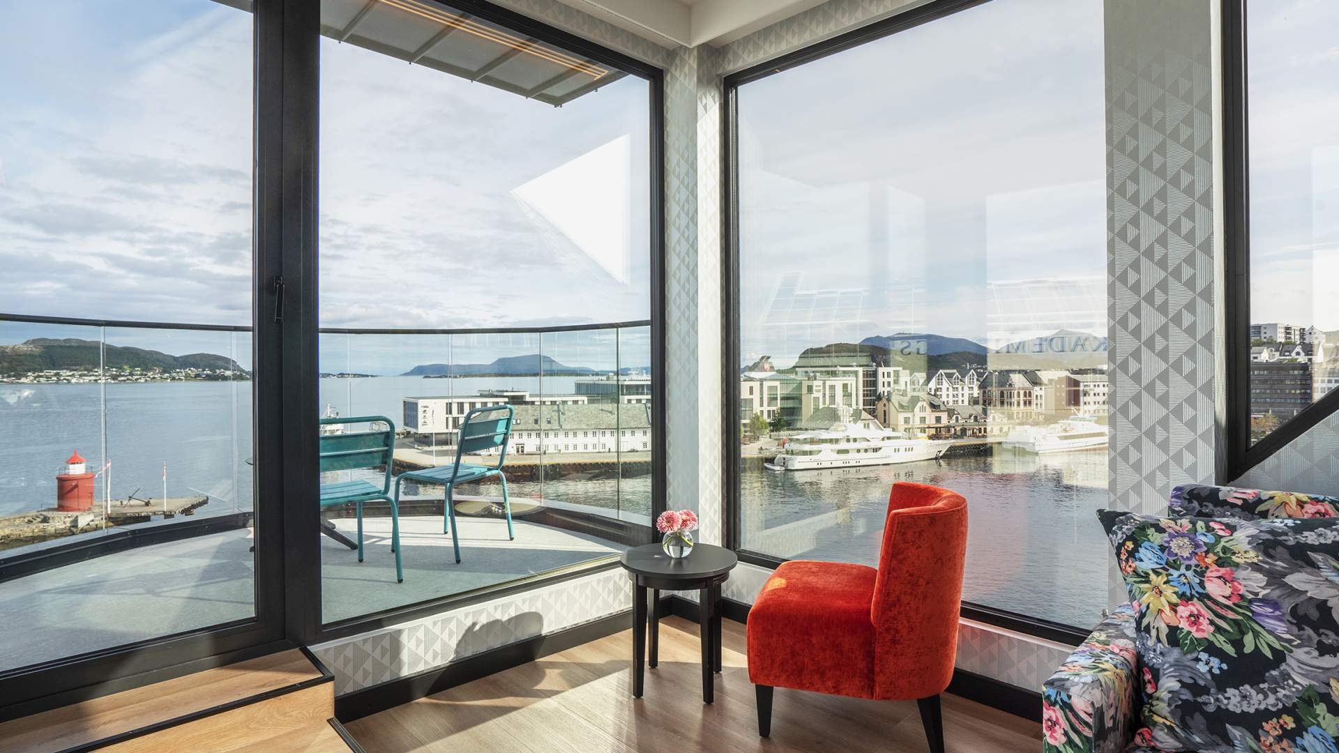 Panoramautsikt fra oppgradert hotellrom, med veranda.