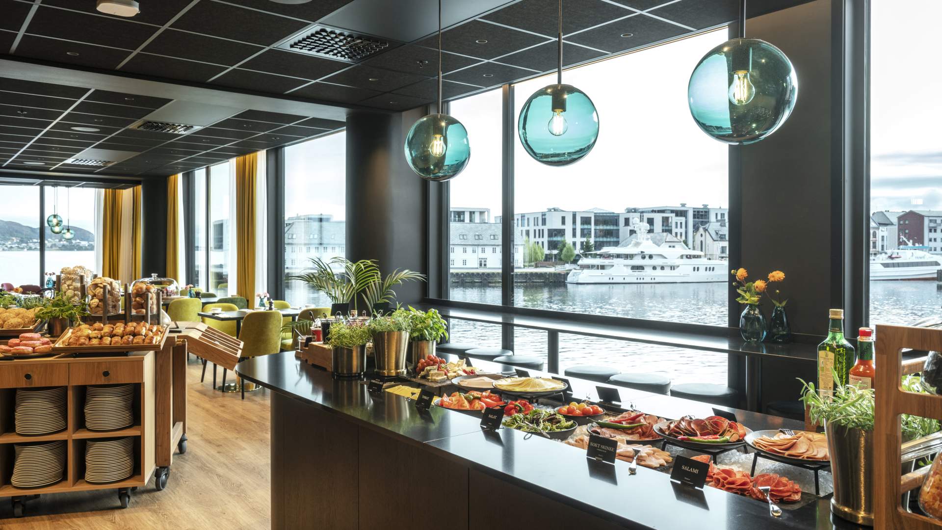 Nyt en god frokost med utsikt