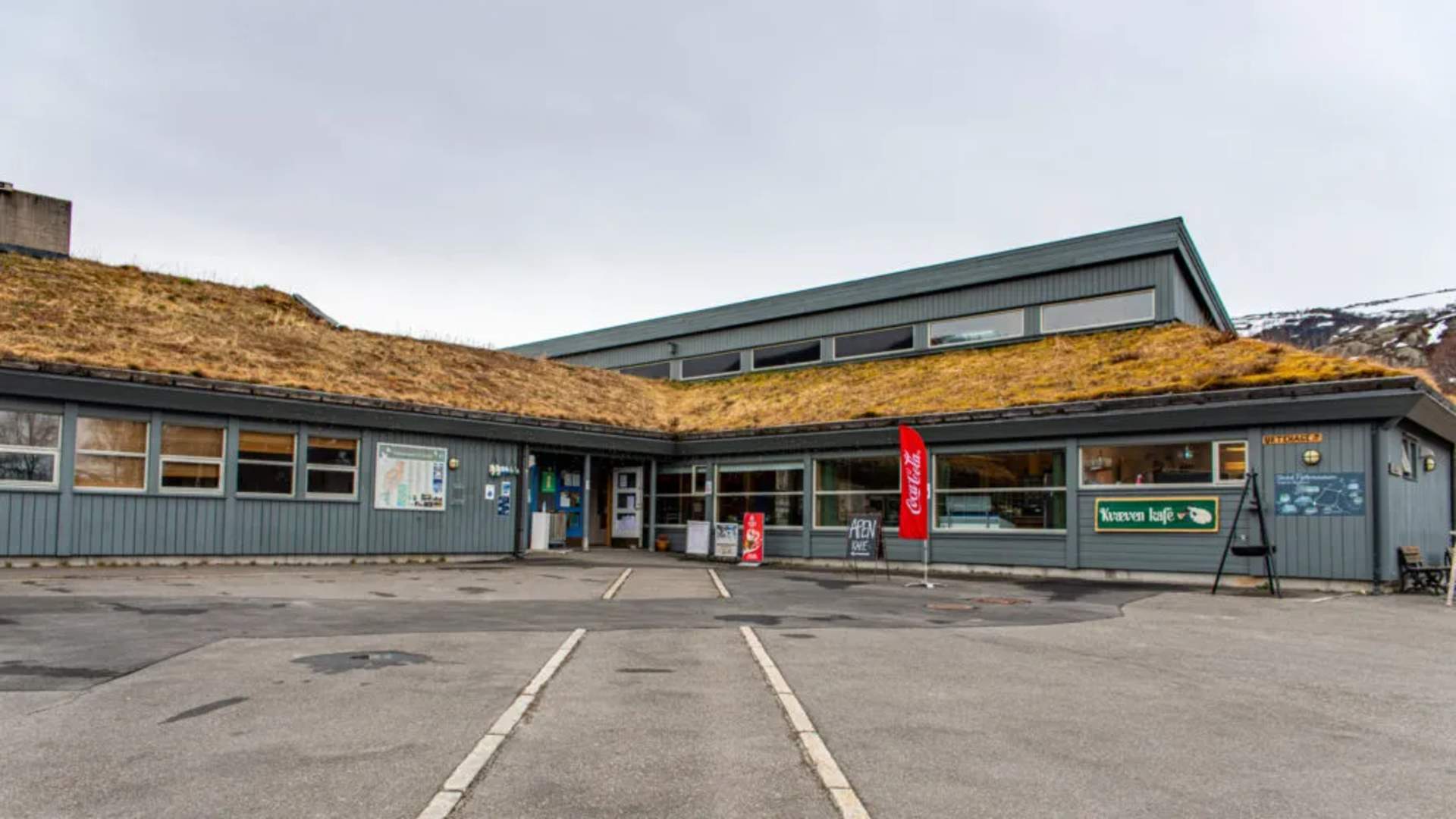 Fjellkafeens fasade med parkering.