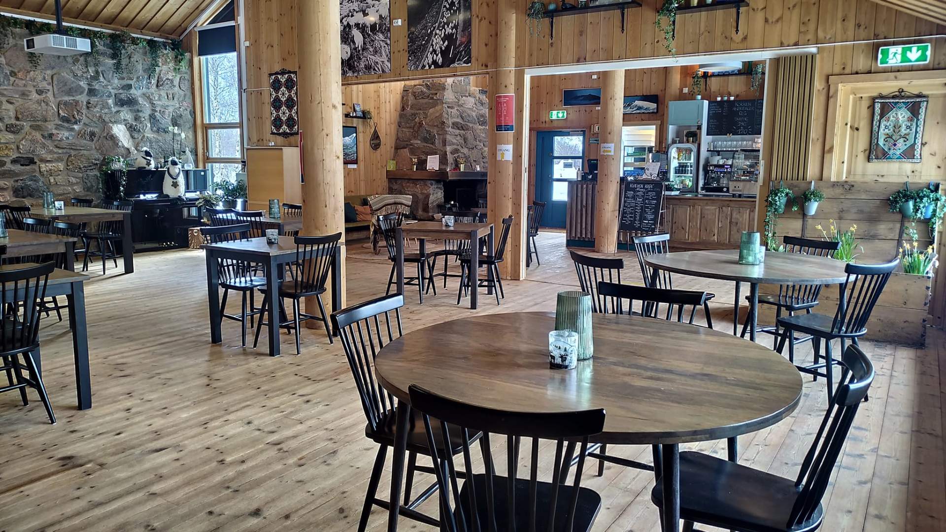 Kafeen er lun og hyggelig