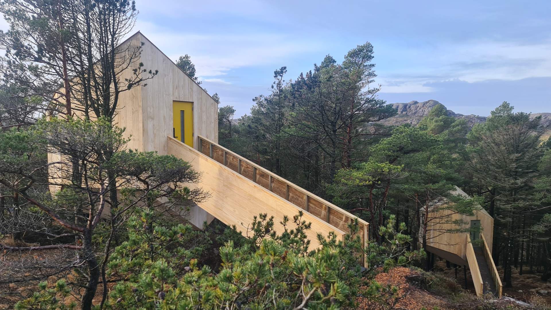 Inngangen til tretopphyttene