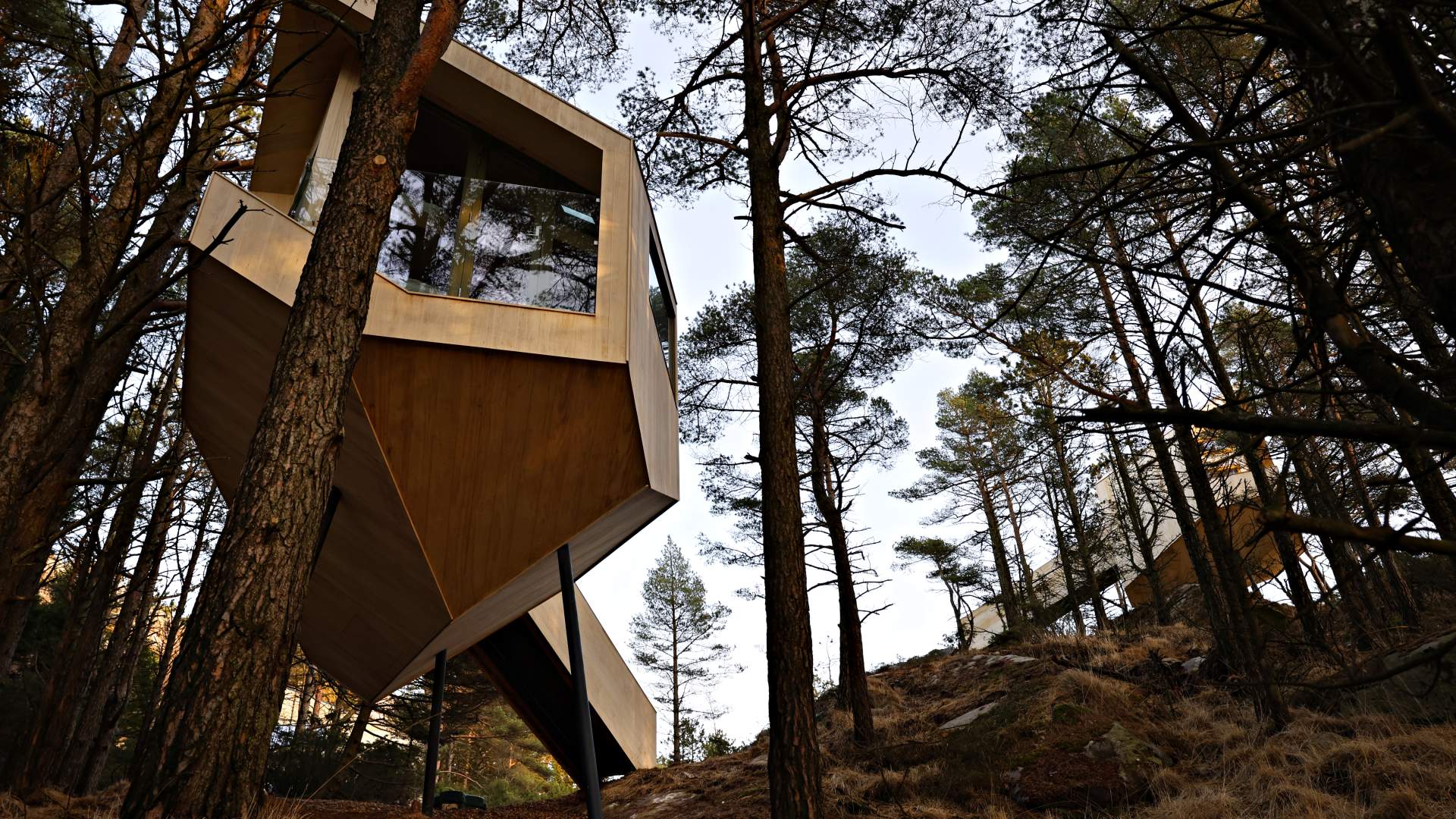 Hyttene sett nedenfra