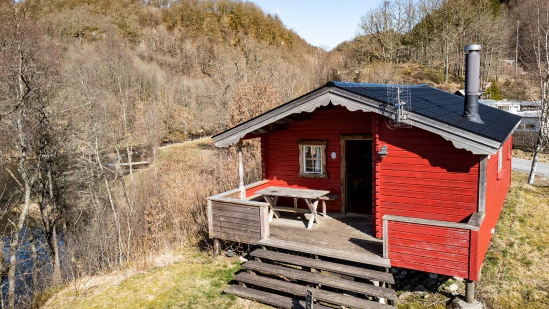 Fin trehytte i flotte omgivelser.