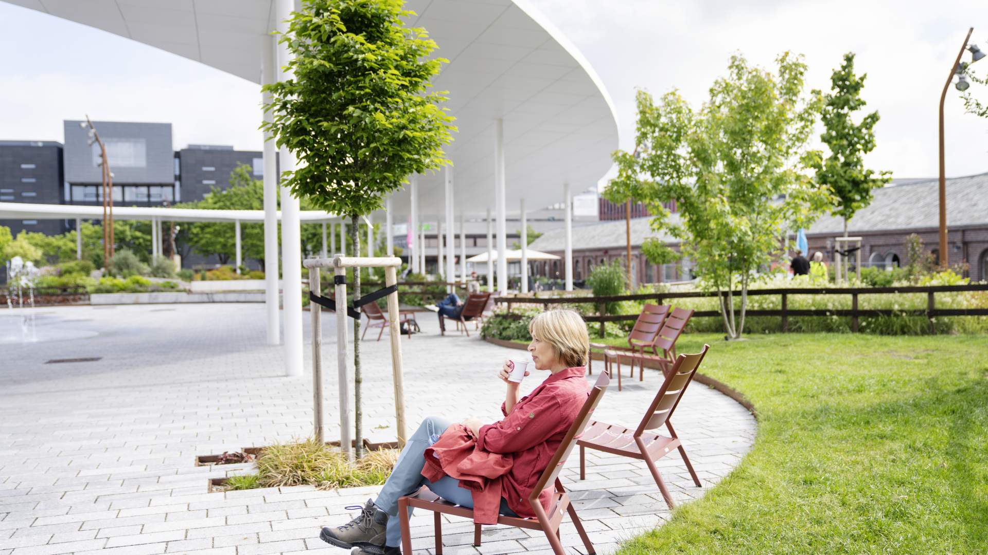 Slapp av på en parkbenk i Sandnes