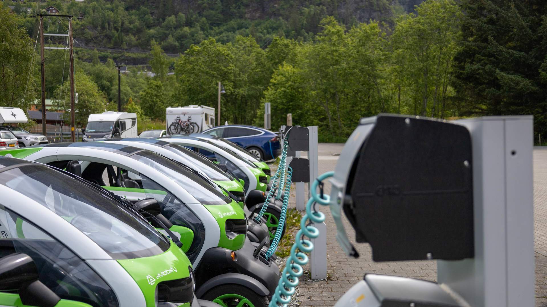 Elbil-lading ved Norsk Fjordsenter