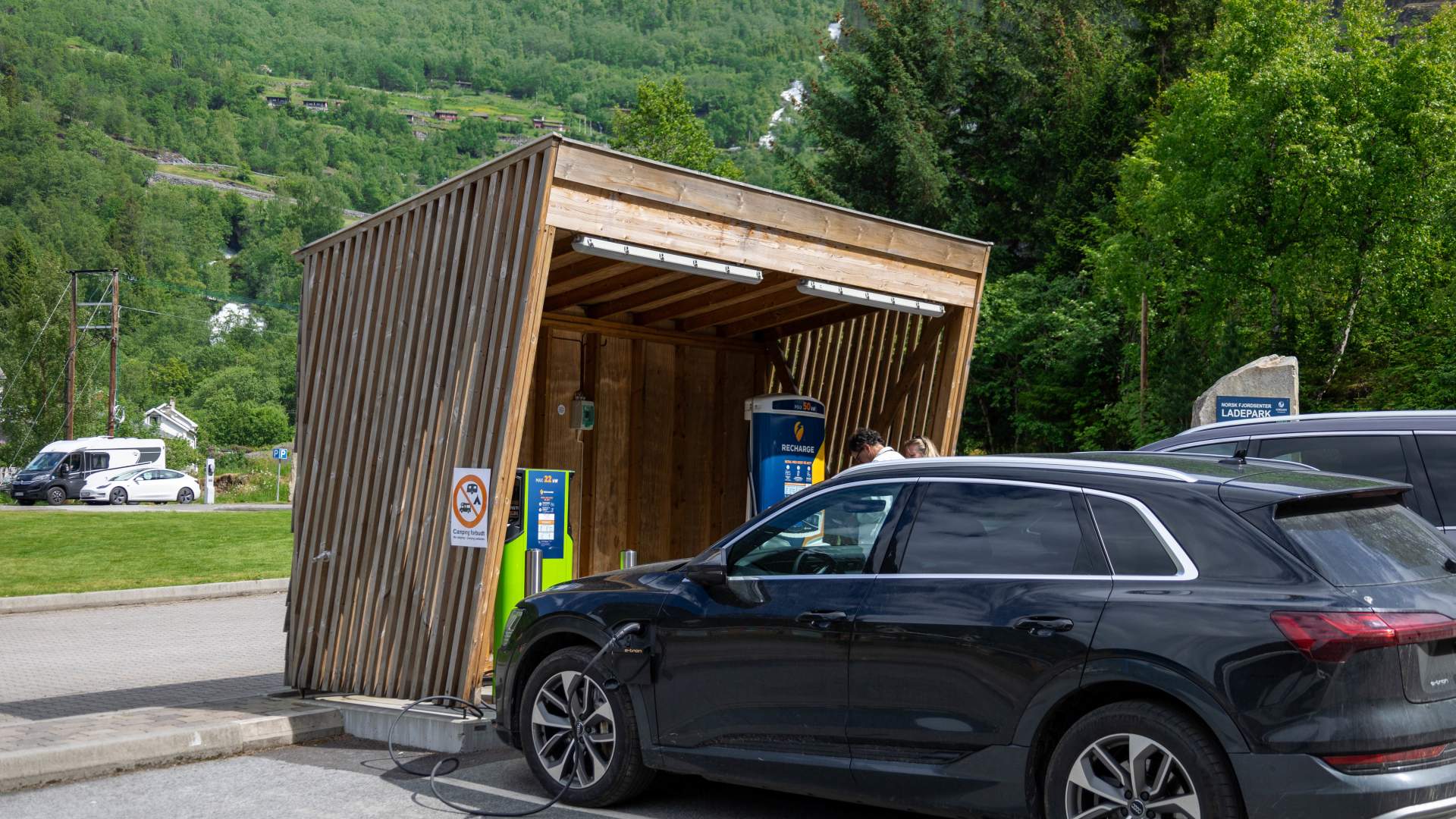 Elbil-lading ved Norsk Fjordsenter