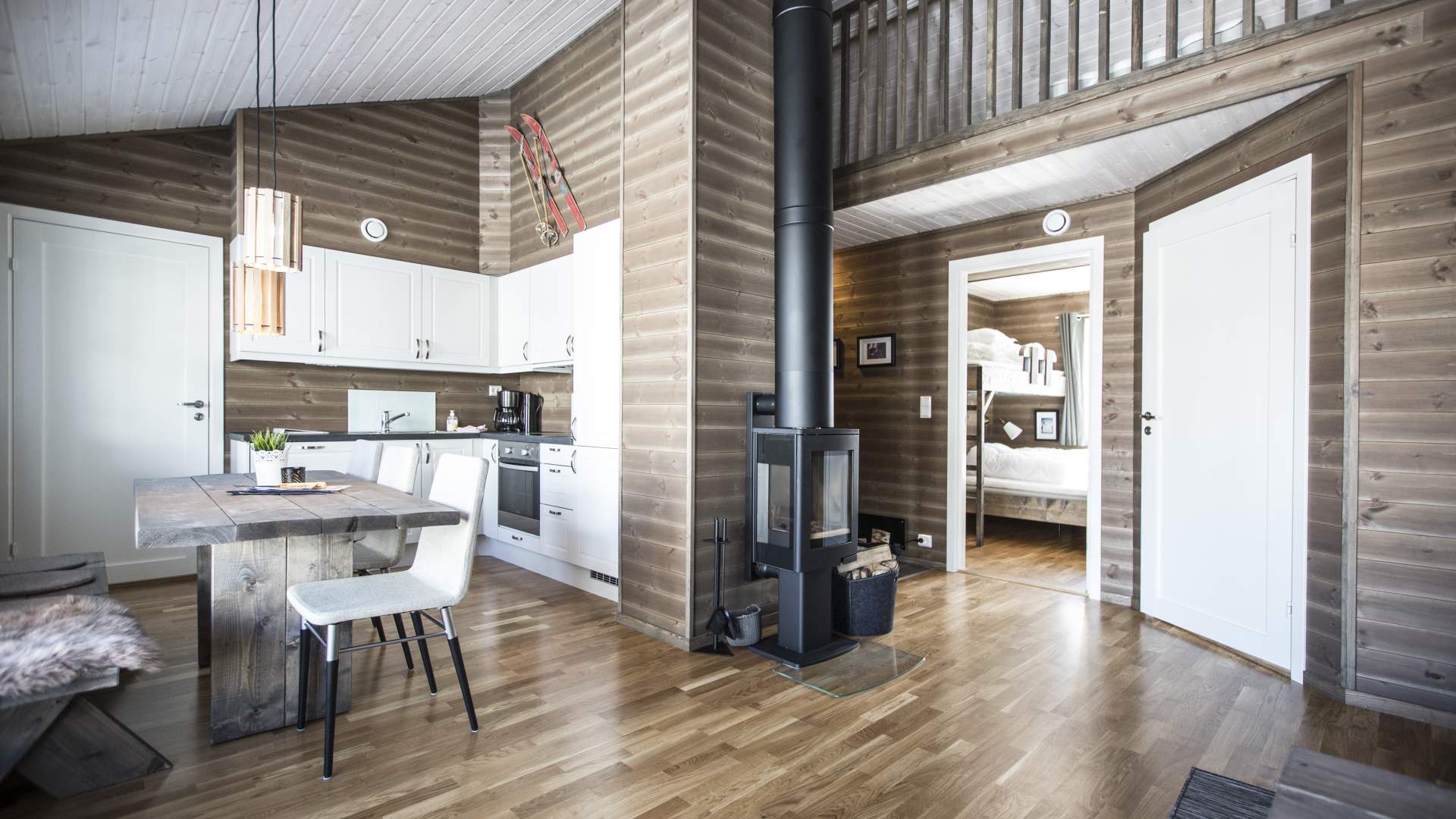 Kjøkken og ett soverom i en av hyttene på Strandafjellet