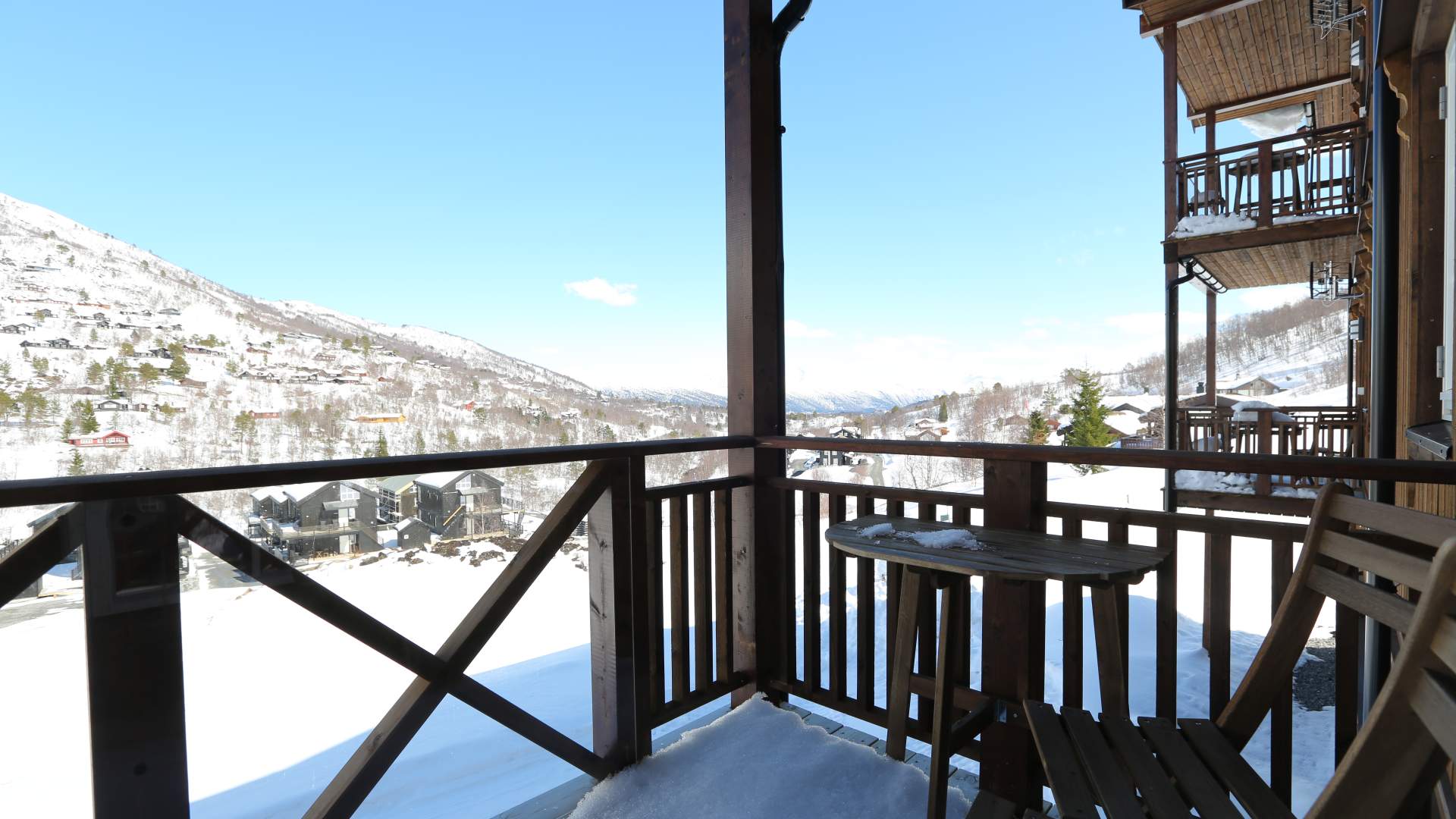 Nyt utsikten over Sunnmørsalpane fra verandaen.