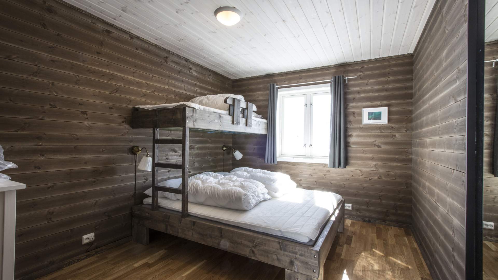 Romslig soverom i leilighet på Strandafjellet.