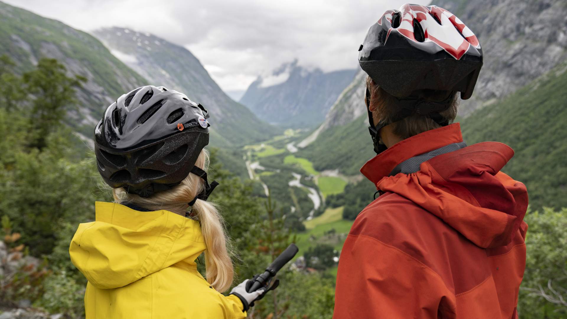 2-day electric bike tour across Aursjøvegen
