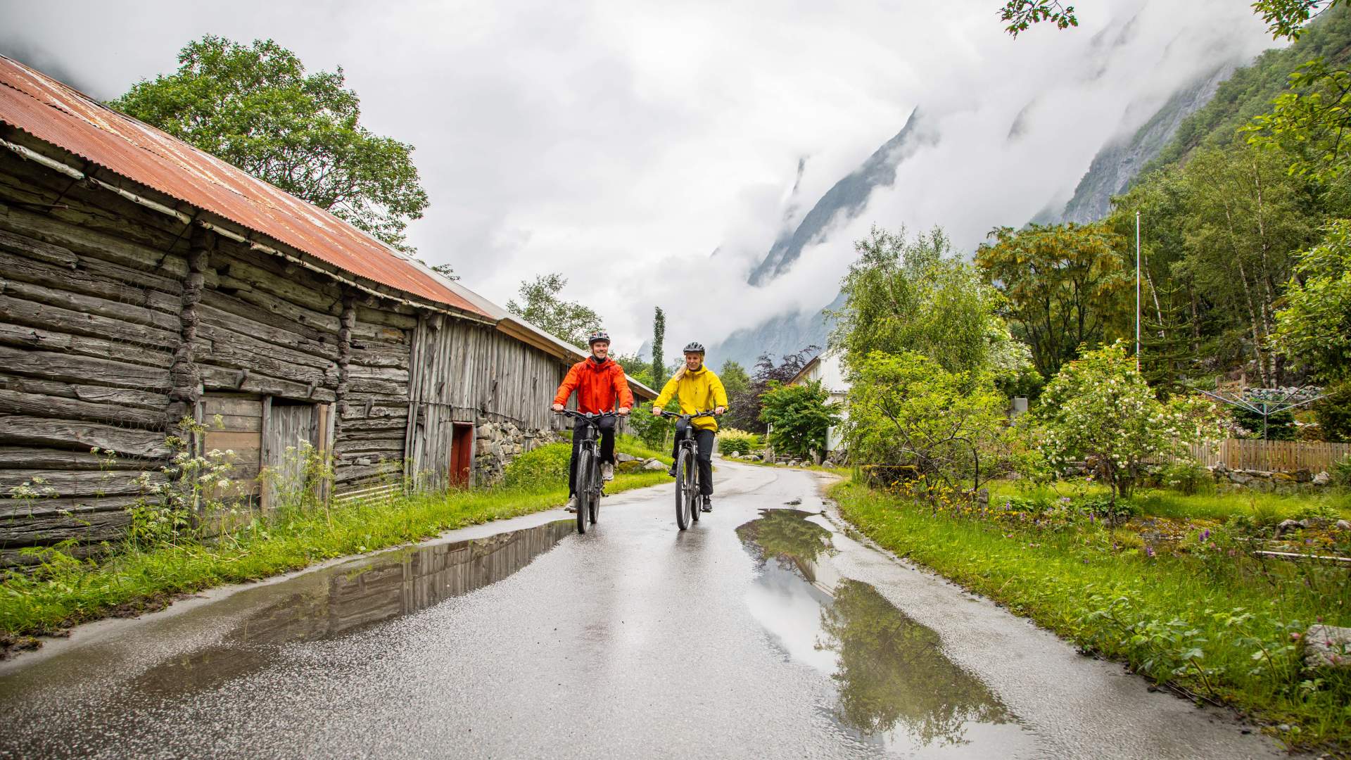 2-day electric bike tour across Aursjøvegen