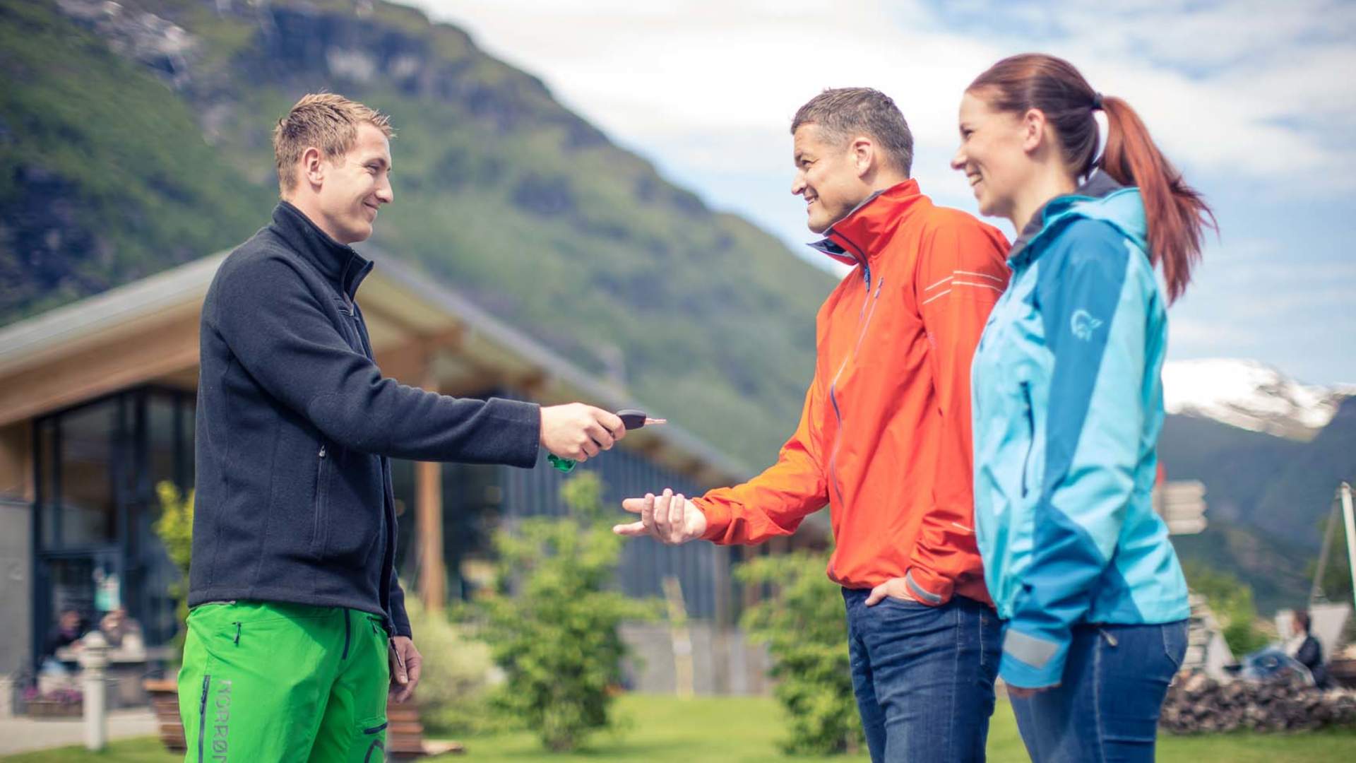 Par får nøkler til sin eMobiliy bil - ut på tur!