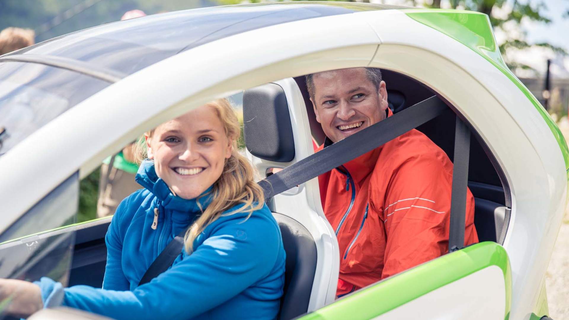 Par koser seg på tur med bil fra eMobility