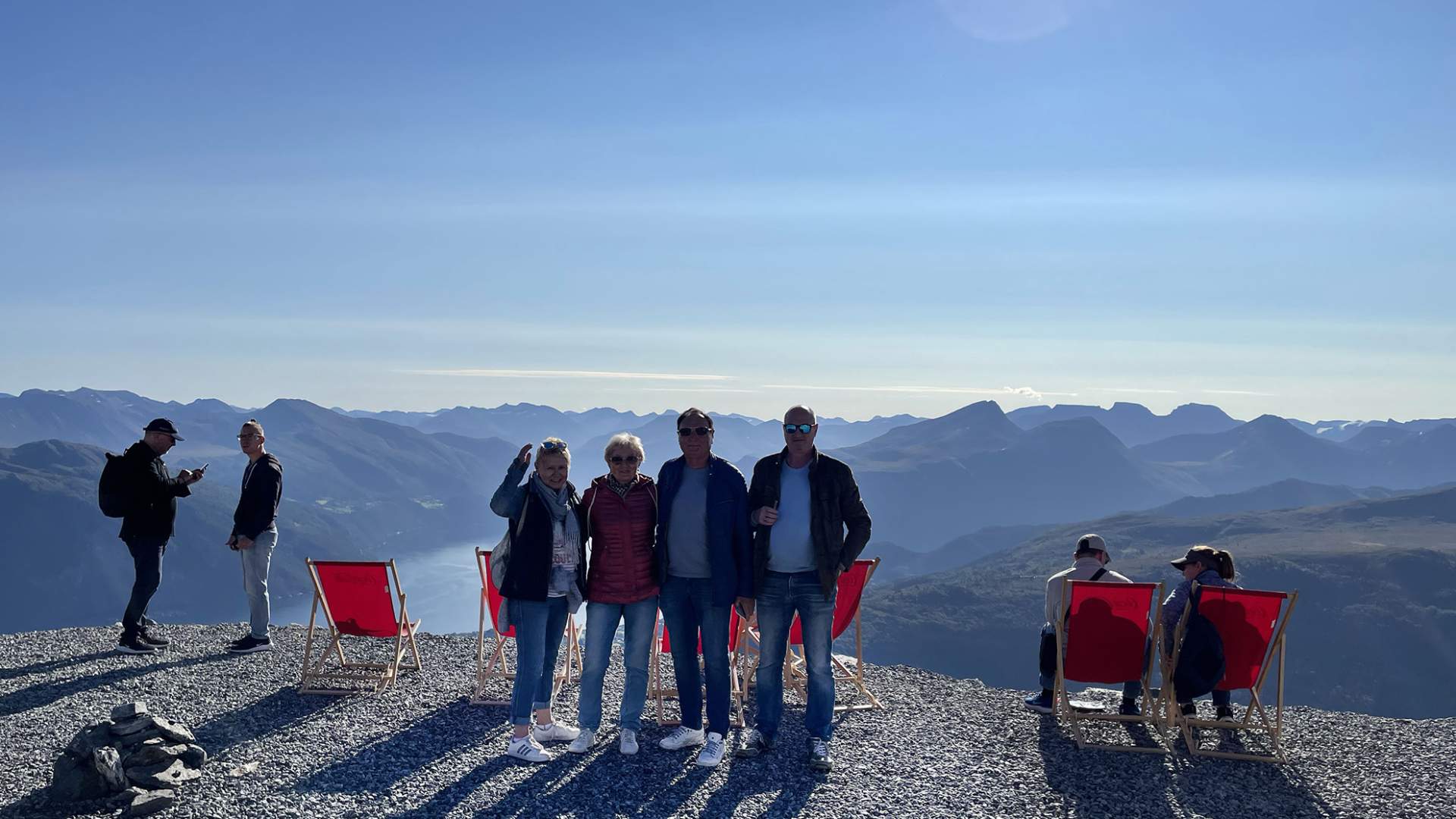 Gjester som nyter utsikten fra Strandafjellet.