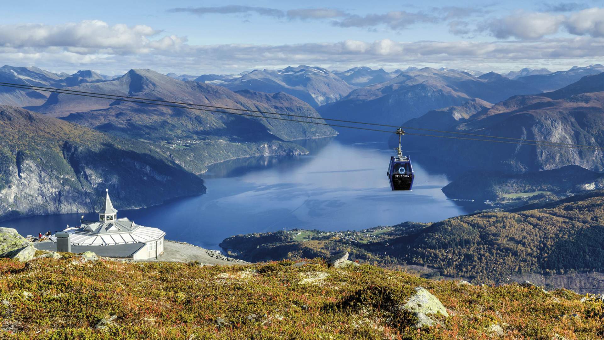 Flott utsikt fra Strandafjellet med gondol pg Paviljongen.