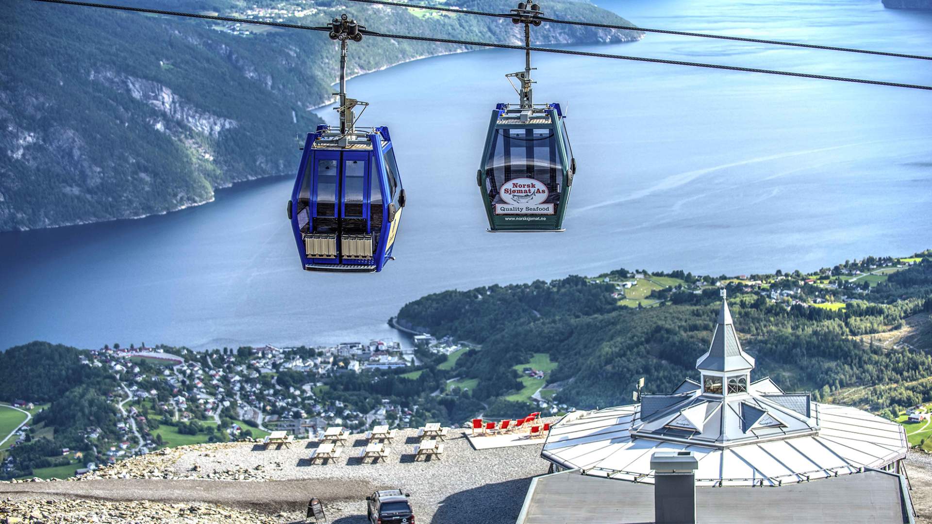 Gondolene på Strandafjellet med fantastisk utsikt over fjord og Sunnmørsalpane.