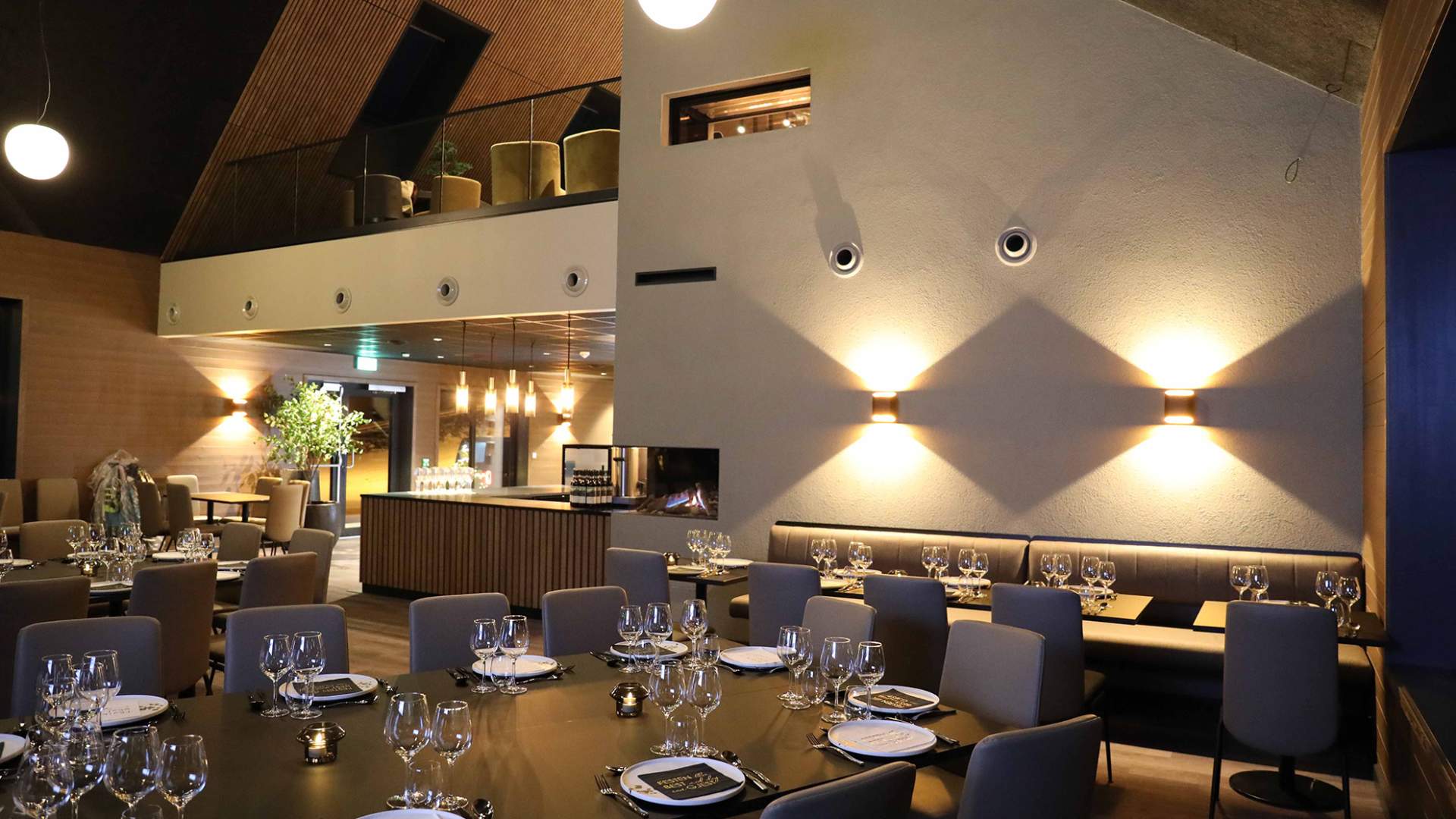 Nyt et godt måltid hos Stova 1957 på Strandafjellet