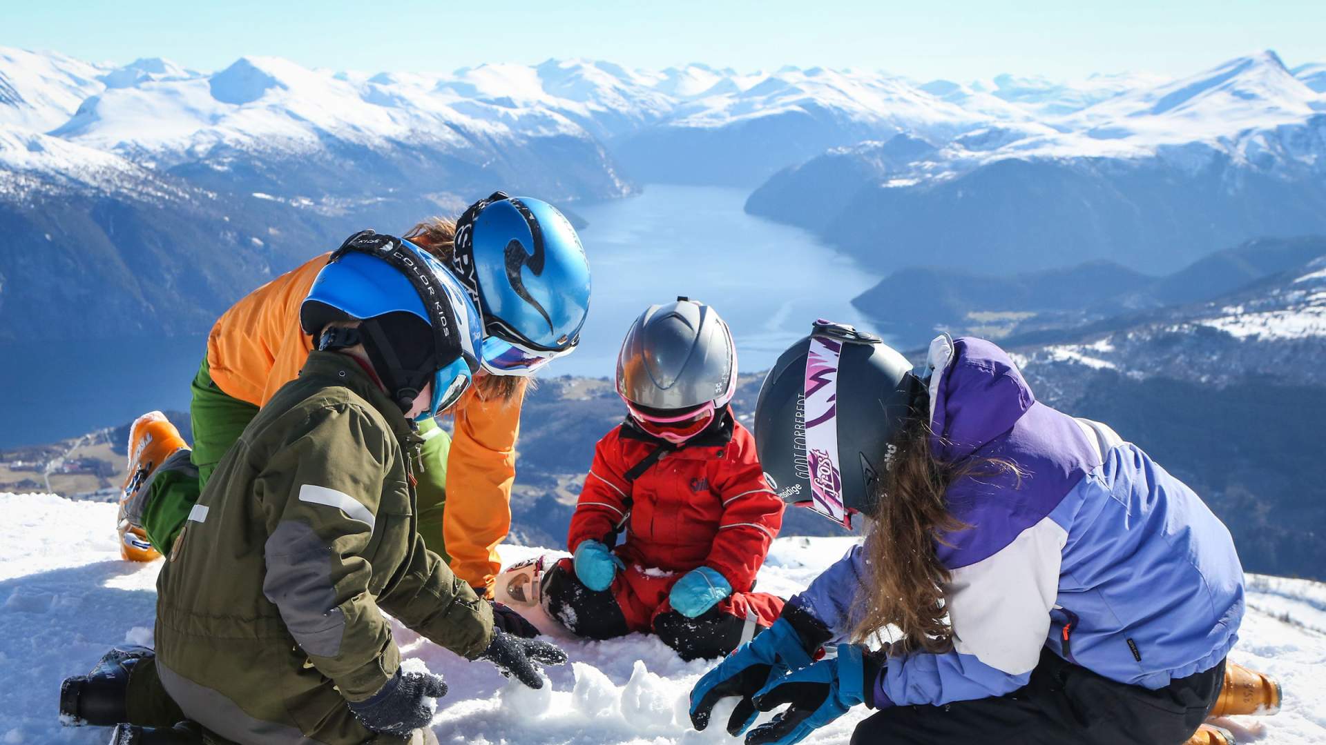 Lek i snøen med fantastisk utsikt!