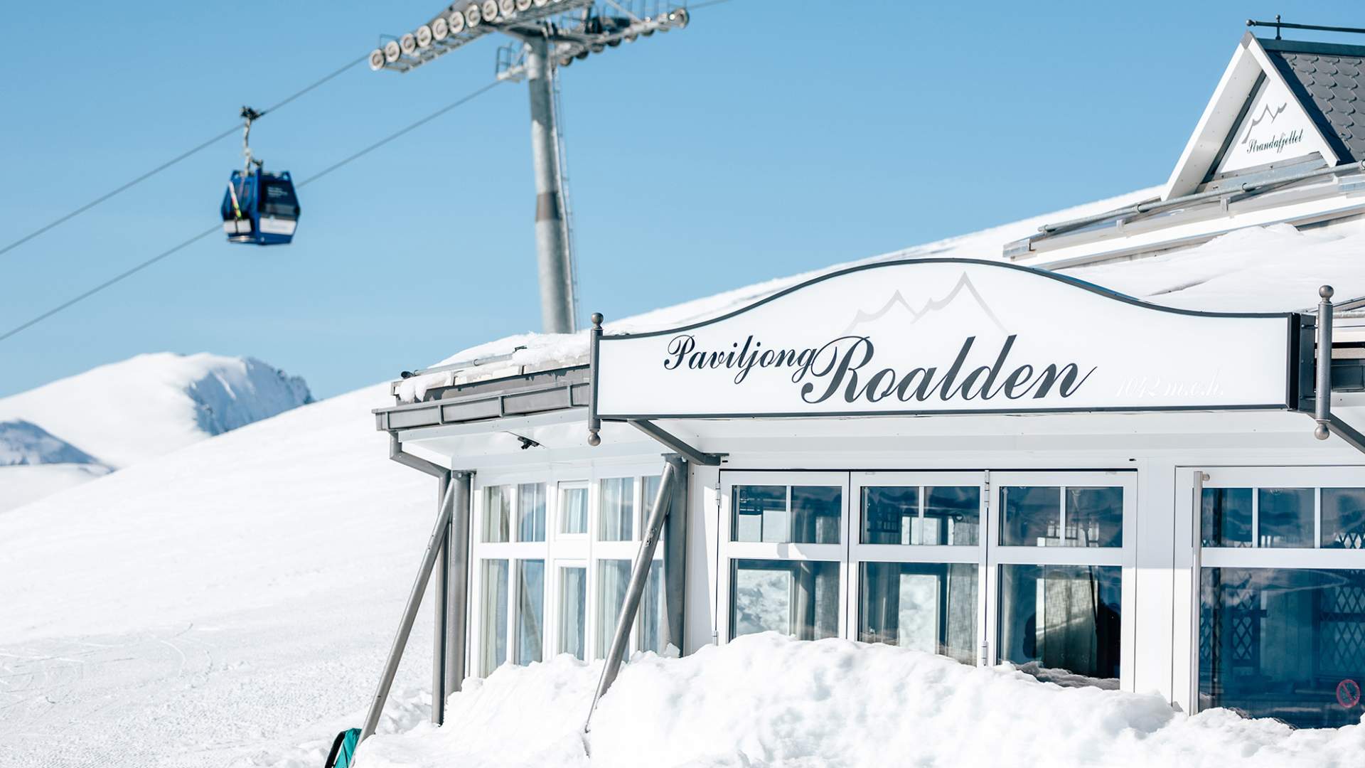 Paviljongen på Strandafjellet dekt av snø.