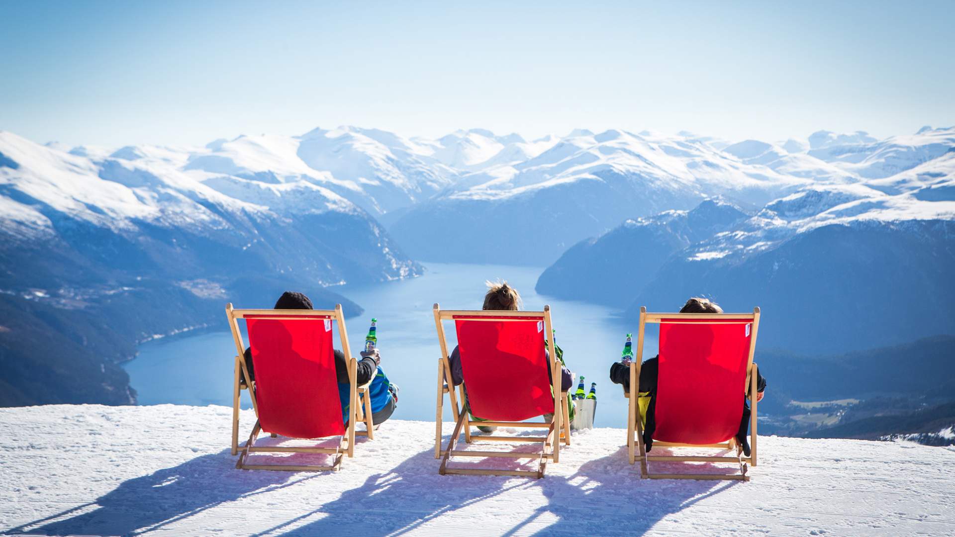 Slapp av i kule stoler på Strandafjellet og nyt utsikten over fjorden og Sunnmørsalpane.