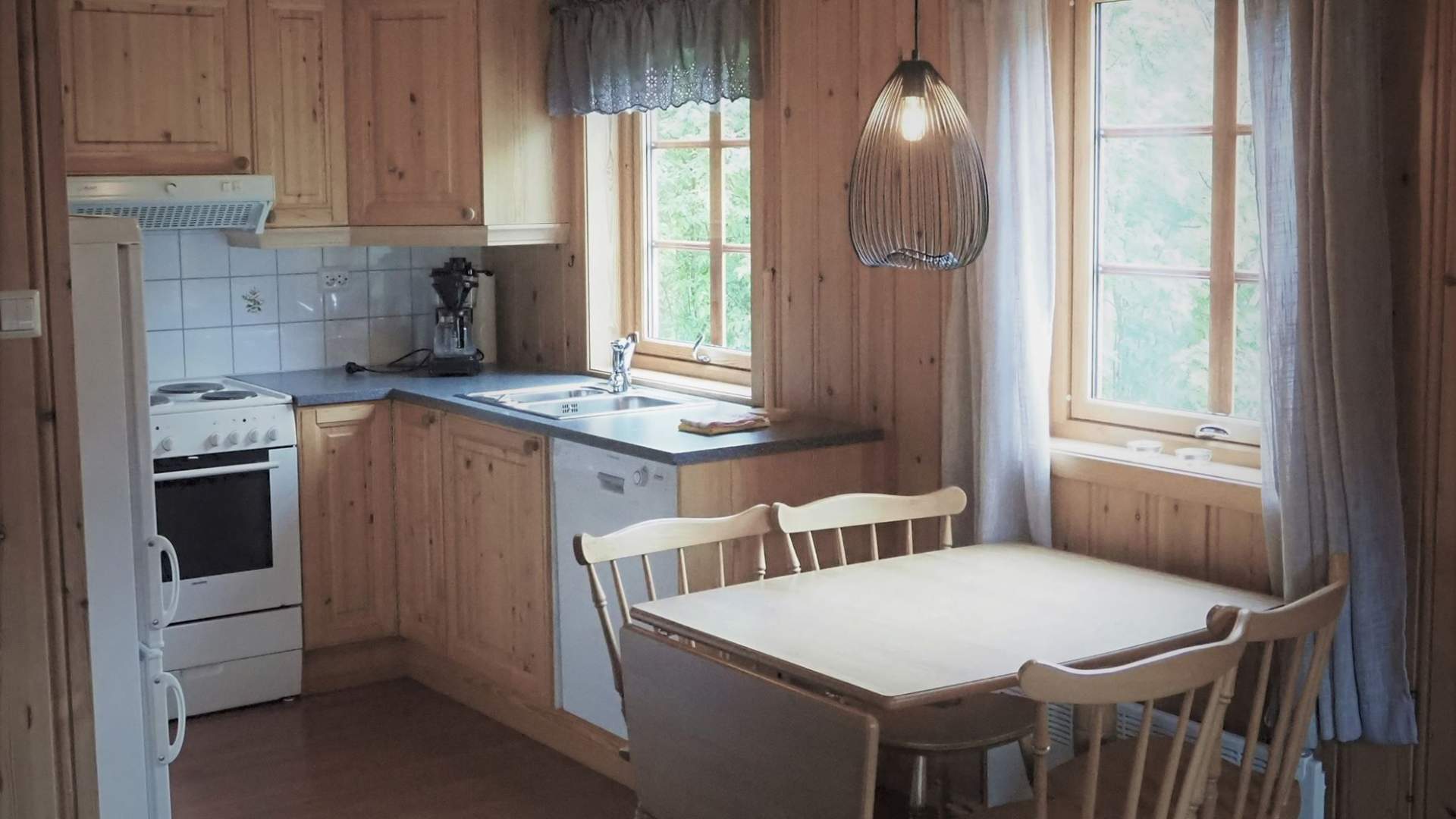 Kjøkken og spiseplass i hyttene.