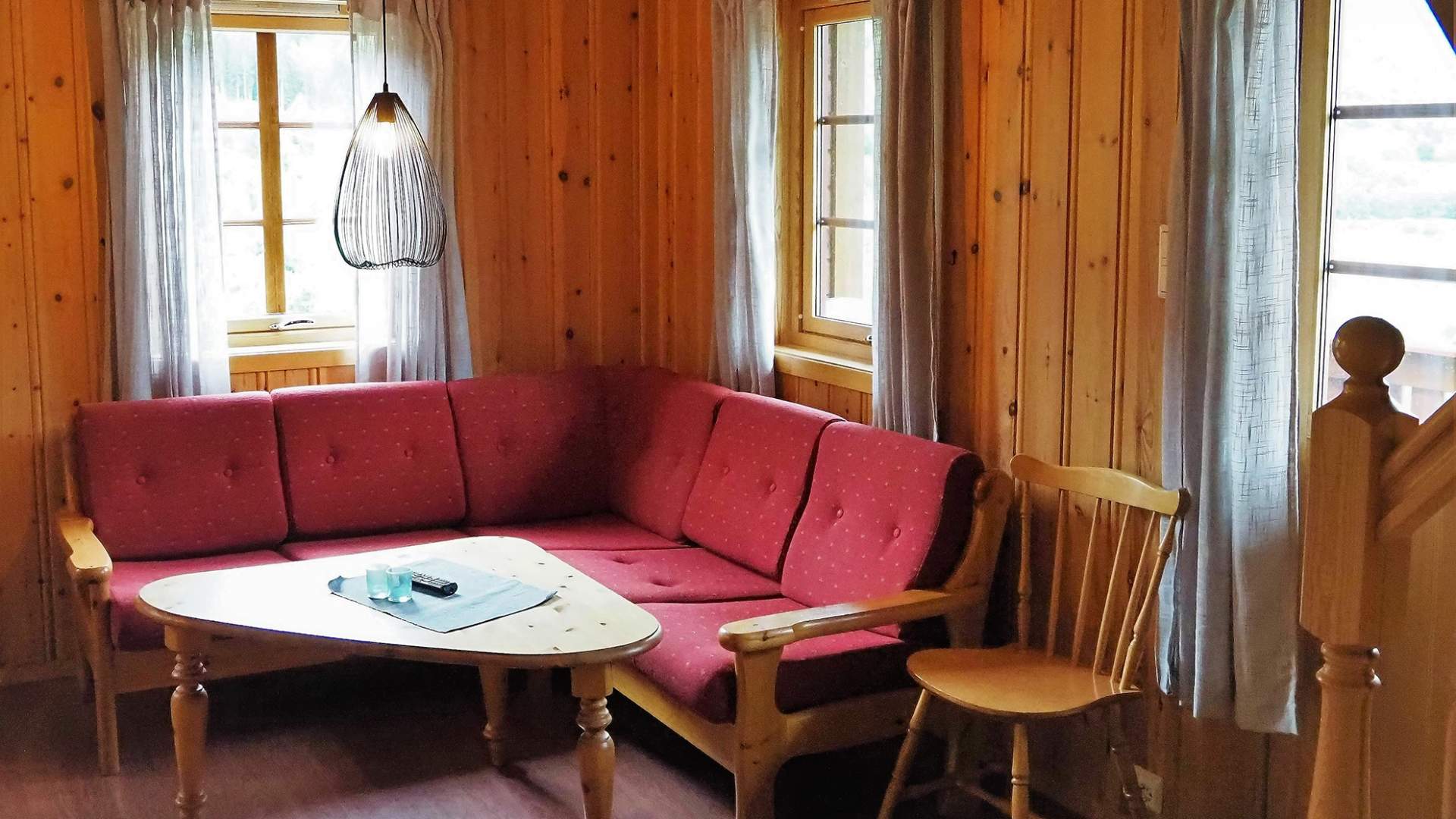 Koslig stue i hyttene på Gjerde Camping i Valldal.