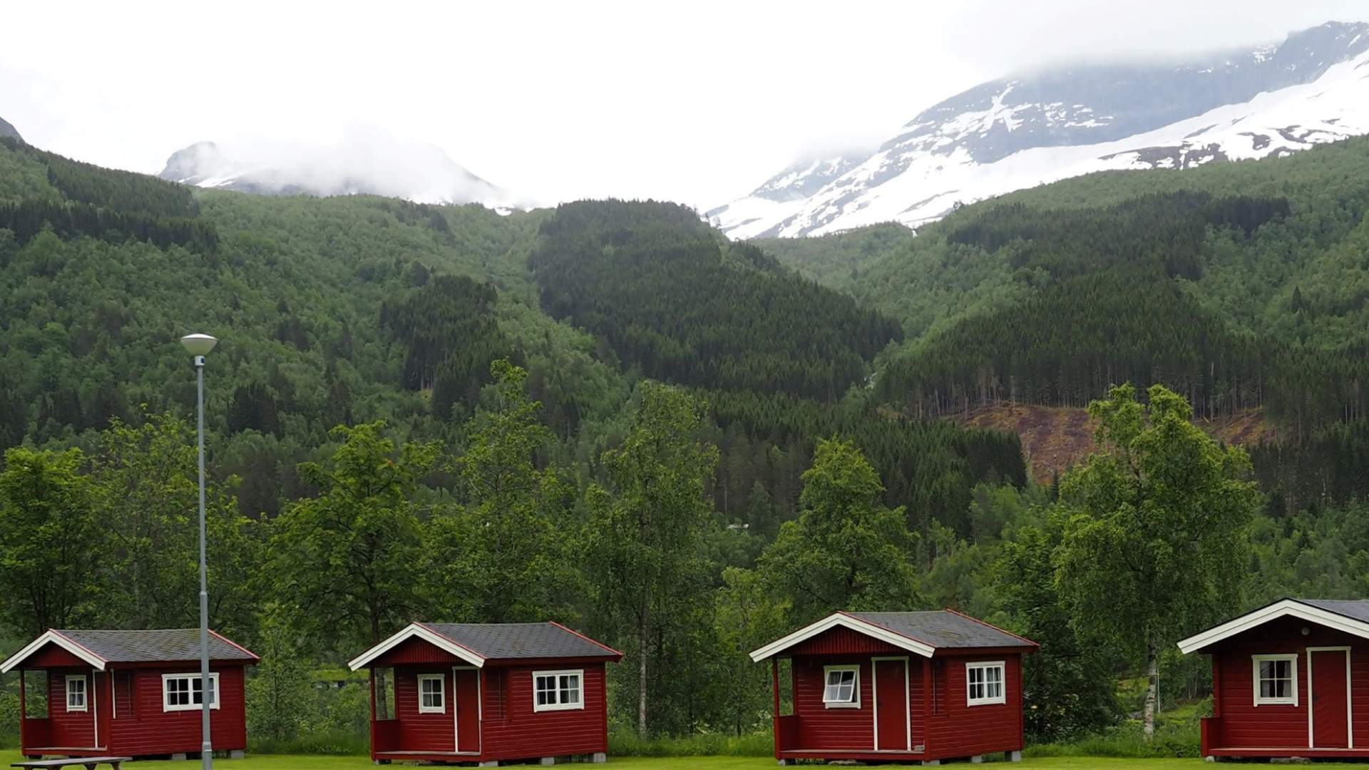 Hytter på Gjerde Camping om kransa av fjell.