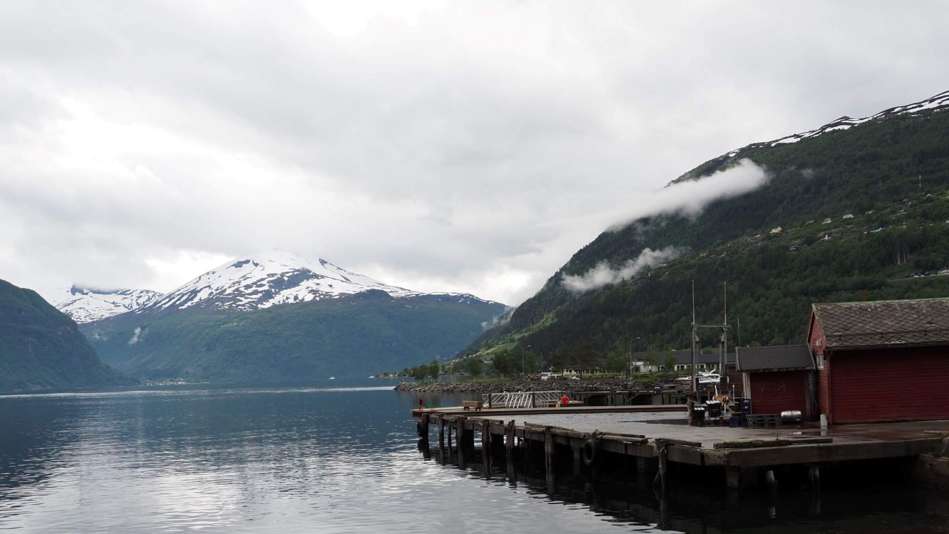 Fjorden ved Valldal sett frå sjøkanten