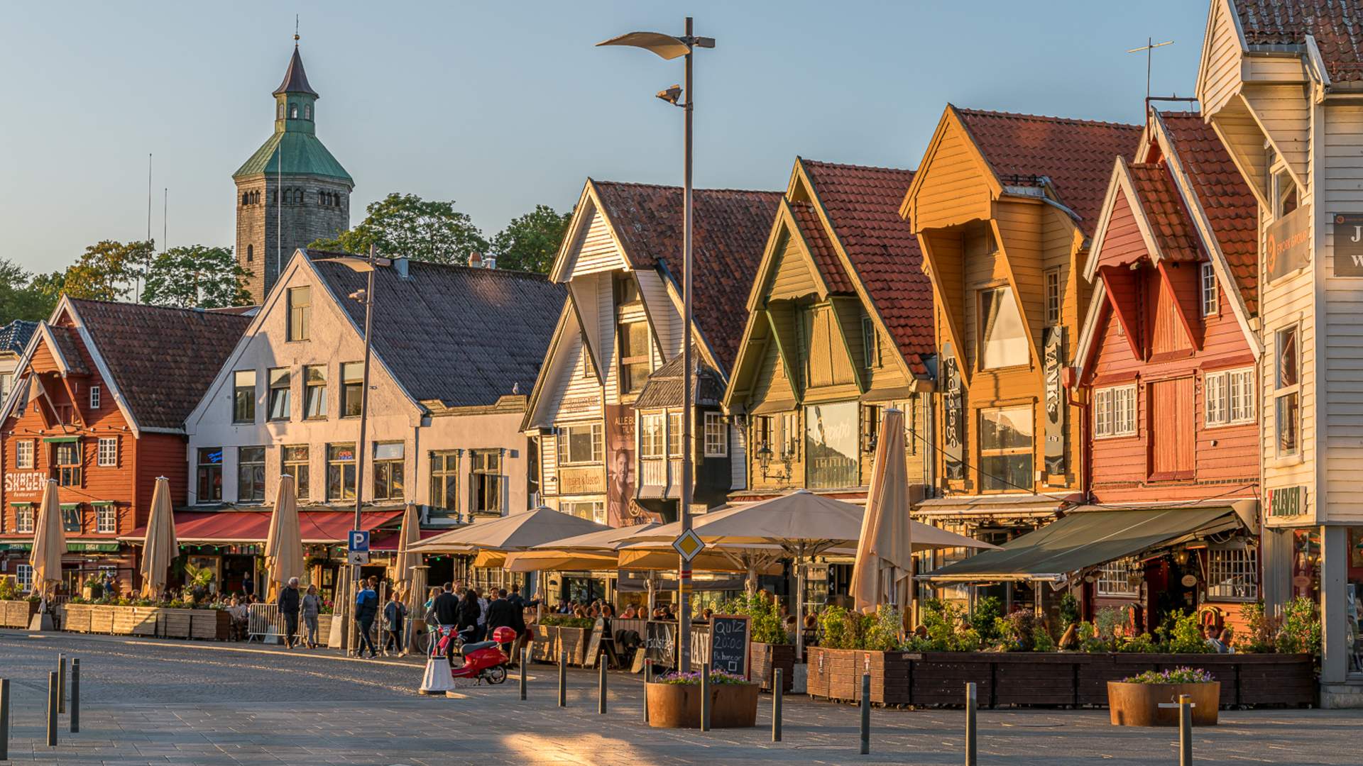 Sjøhusrekka med Valbergtårnet