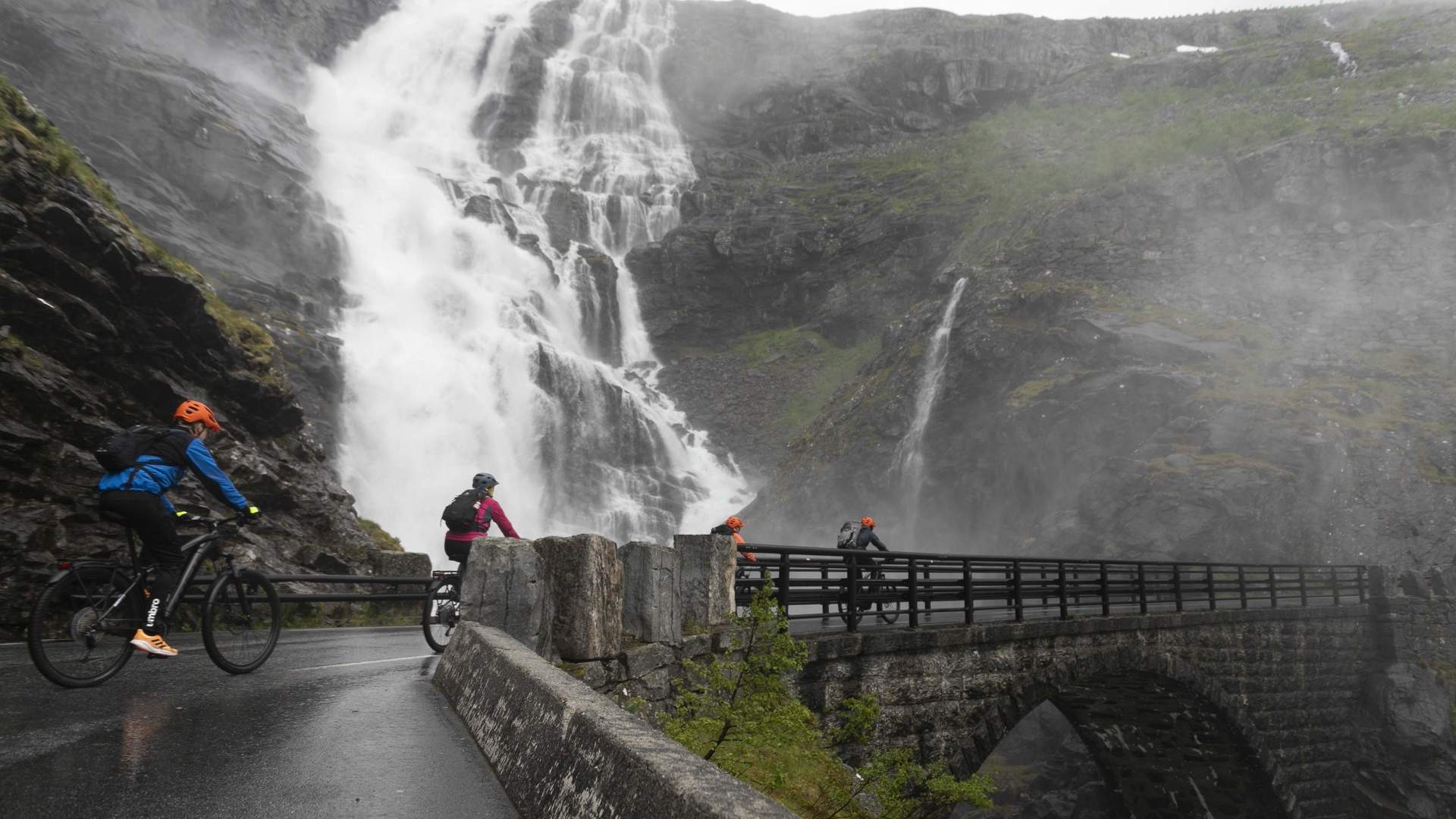 Guidet elsykkeltur med lokale smaker over Trollstigen