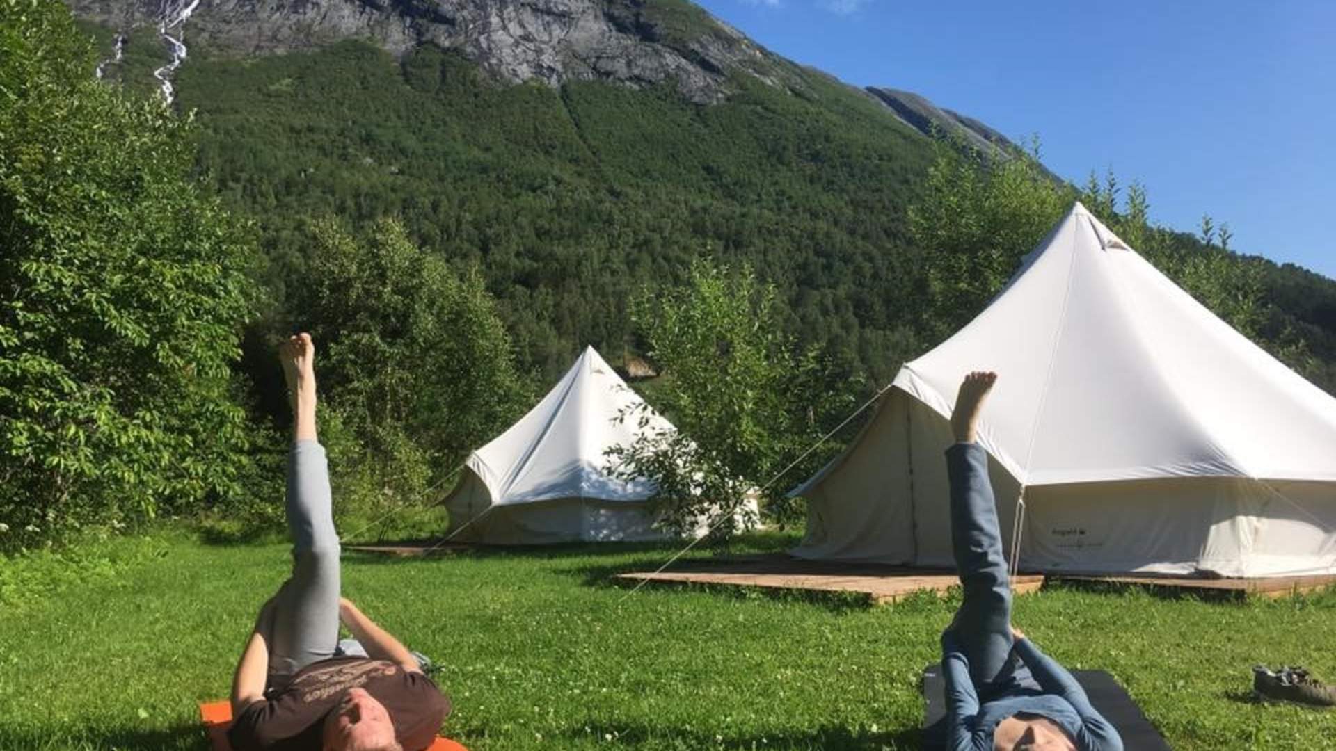 Yoga ute i naturen.