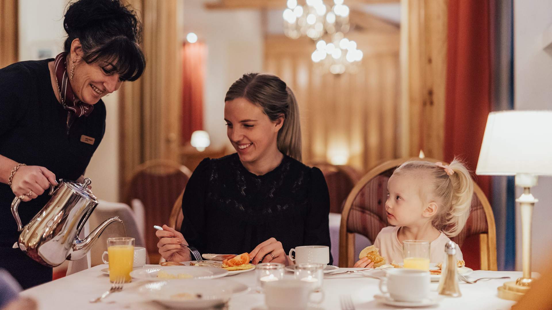Servering på Restaurant Fjorden på Hotel Union Geiranger