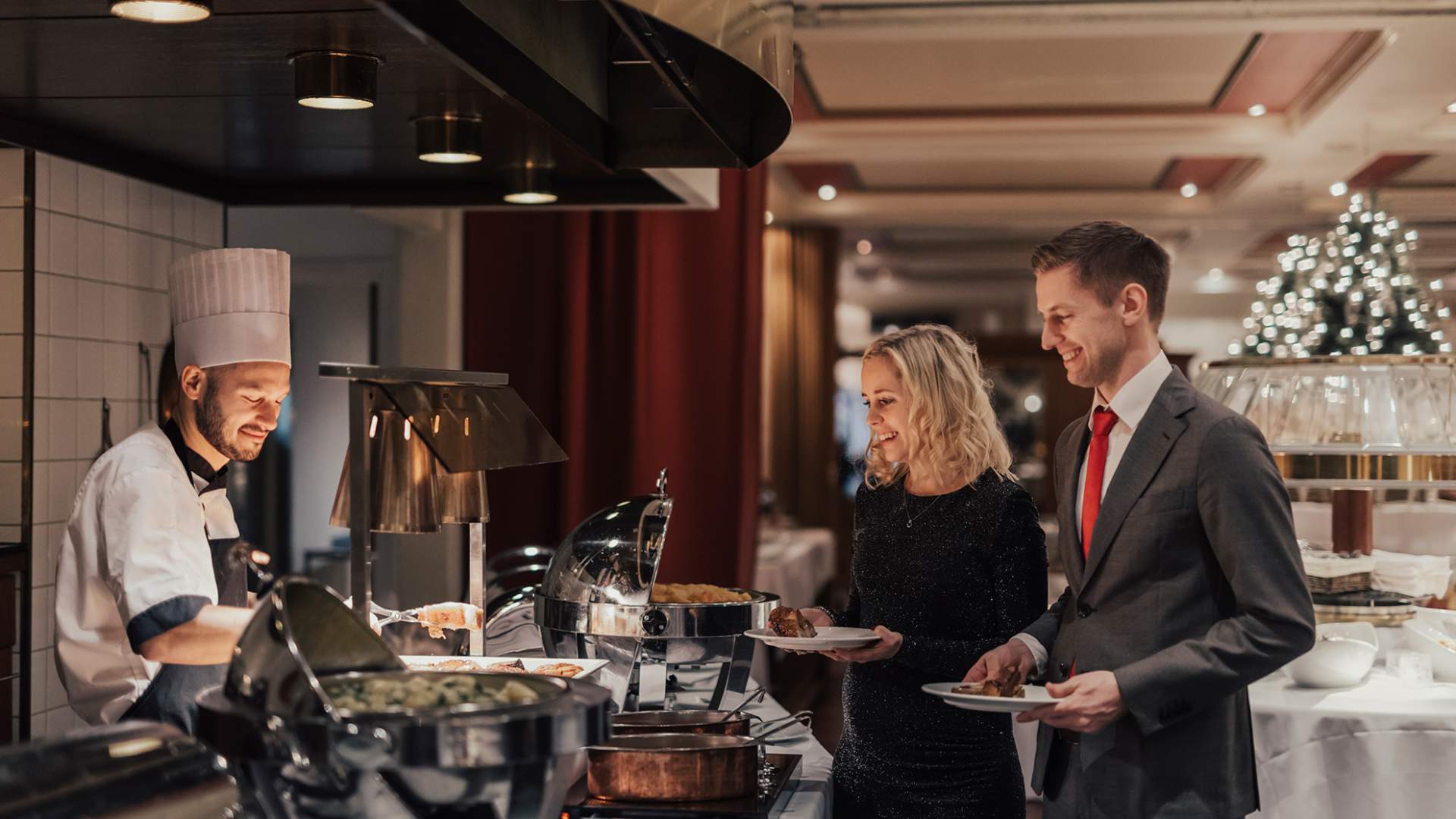 Middagsbuffet servert av dyktige kokker på Hotel Union Geiranger