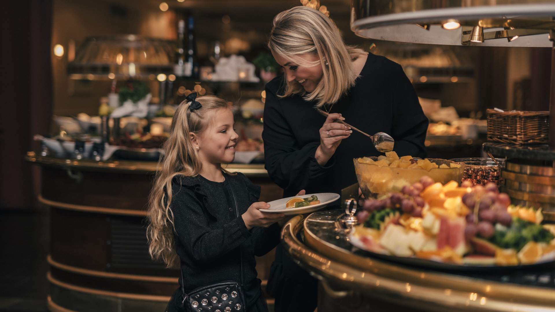 Deilige fristelser på dessertbuffetern på Hotel Union Geiranger