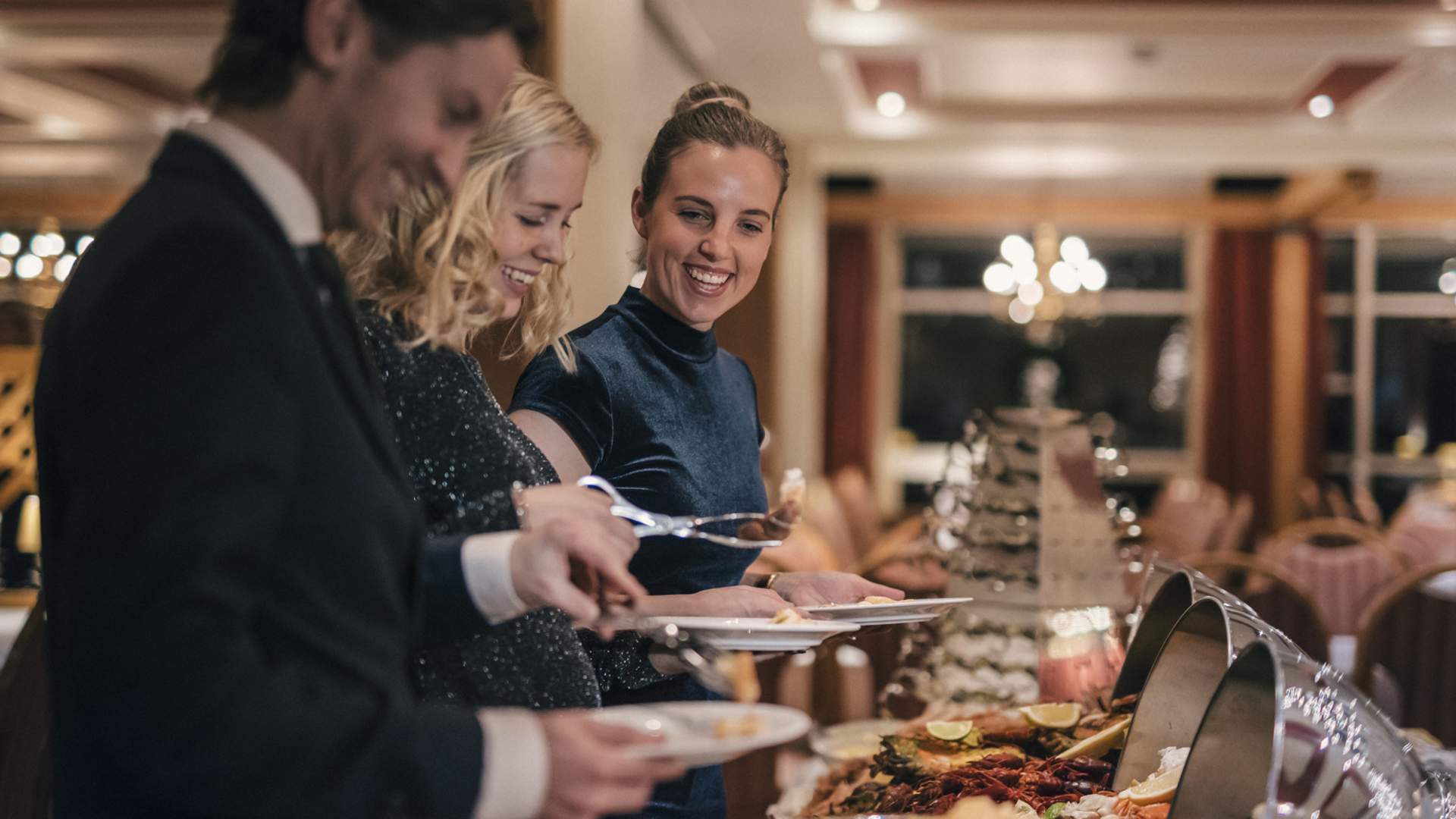 Varme rett på middagsbuffeten til Hotel Union Geiranger