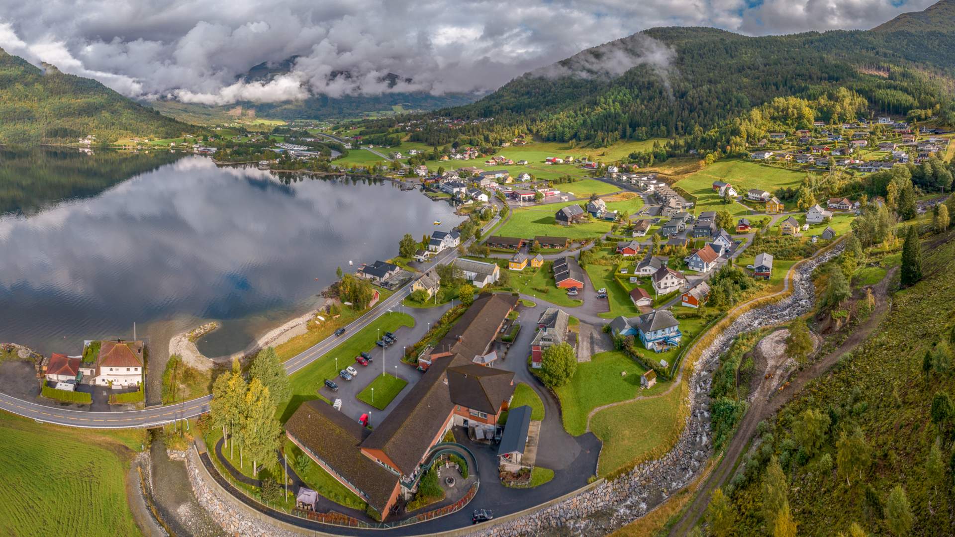 Grodås sentrum og Hornindalsvatnet