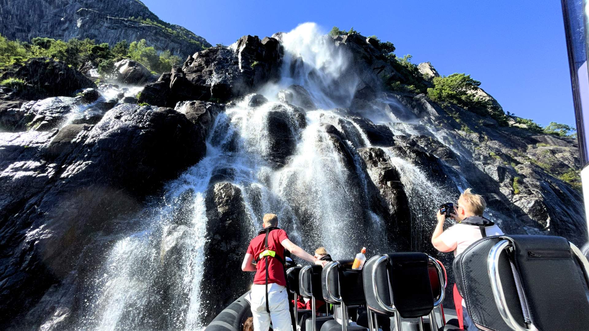 Feel the fresh water of Hengjanefossen