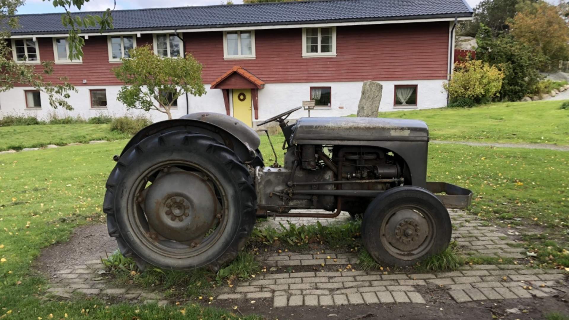 Traktoren Gråtass på Gausel Fritidsgård