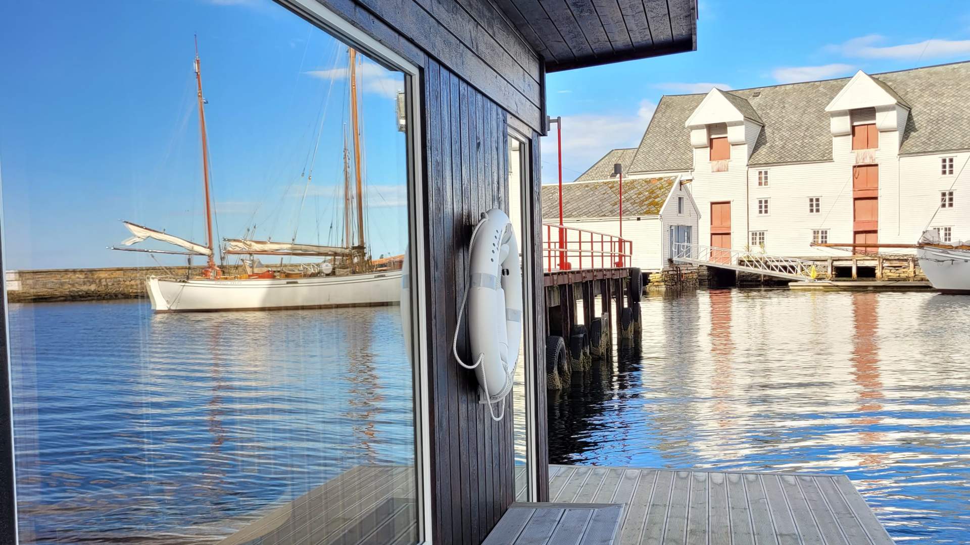 Utsiden av sauna med refleksjon i vinduet