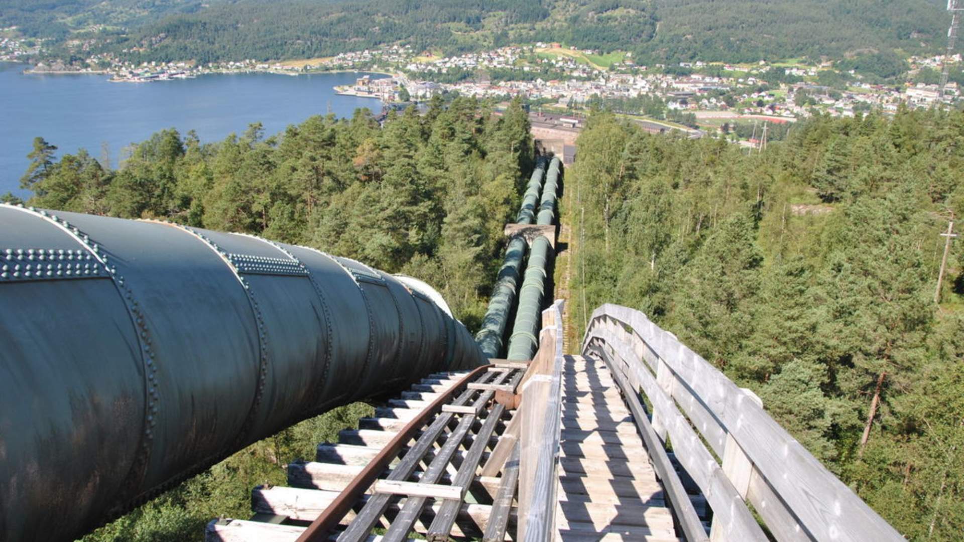 Hike along the old water pipe in Sauda