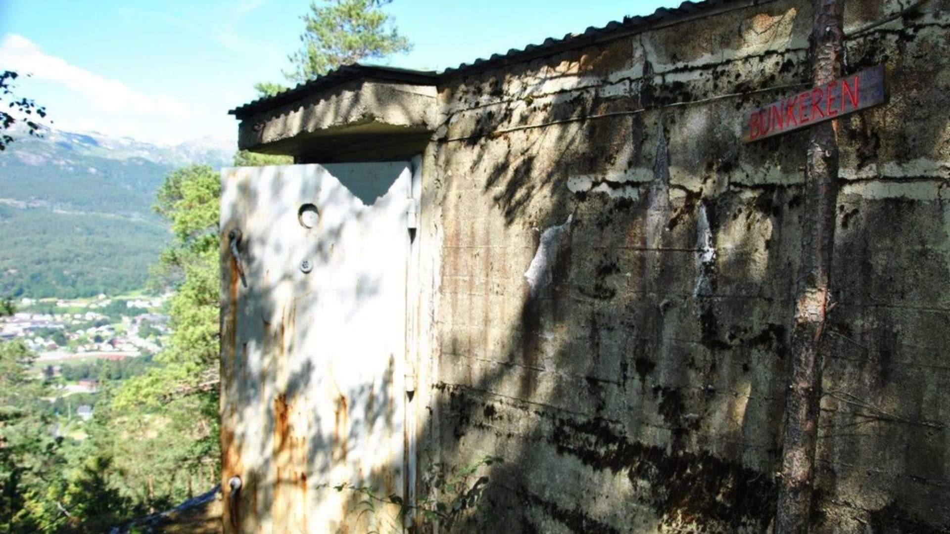 Hike along the old water pipe in Sauda