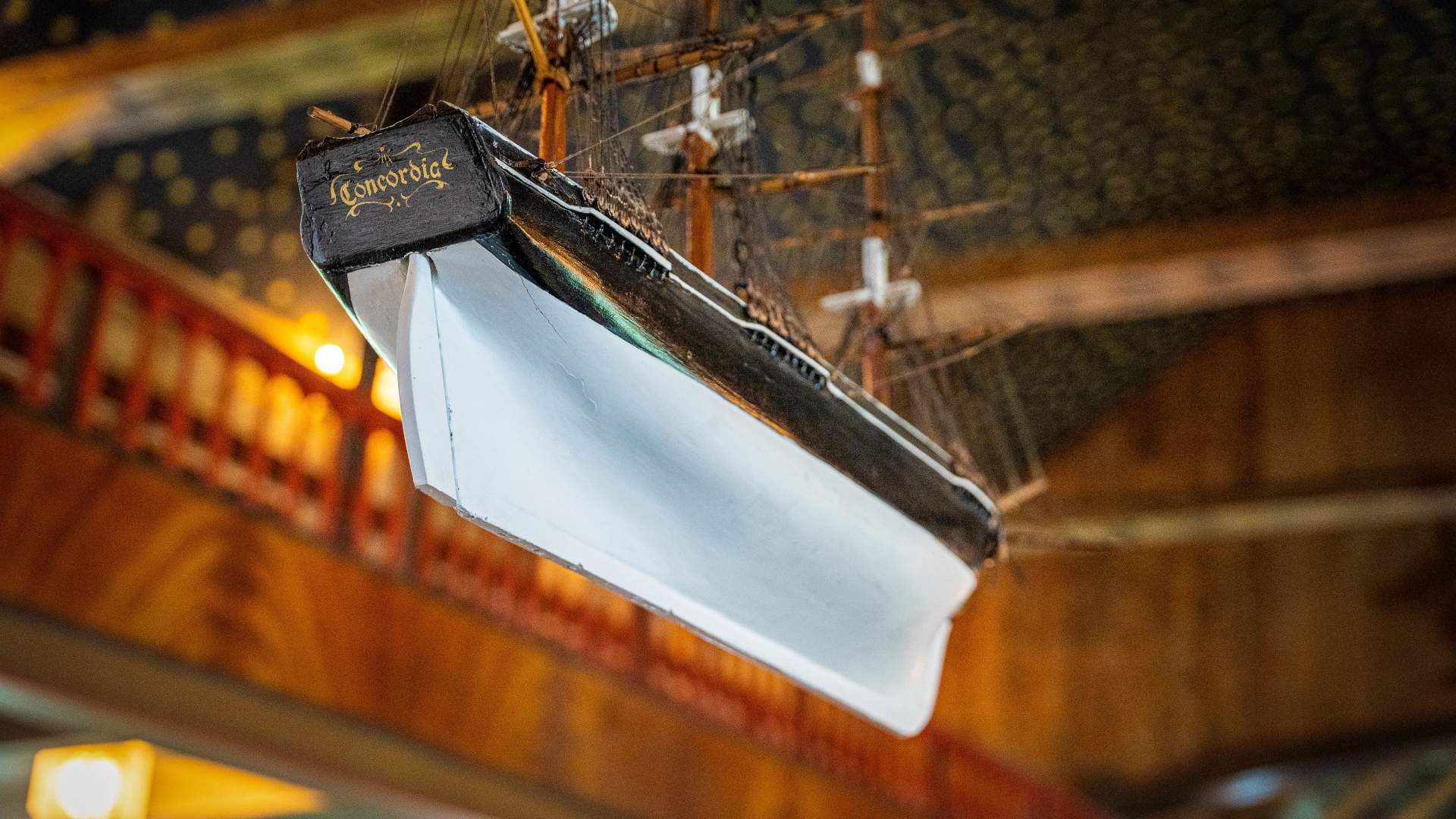 Jelsa Kirche und das Schulmuseum in Jelsa (Ryfylkemuseet)