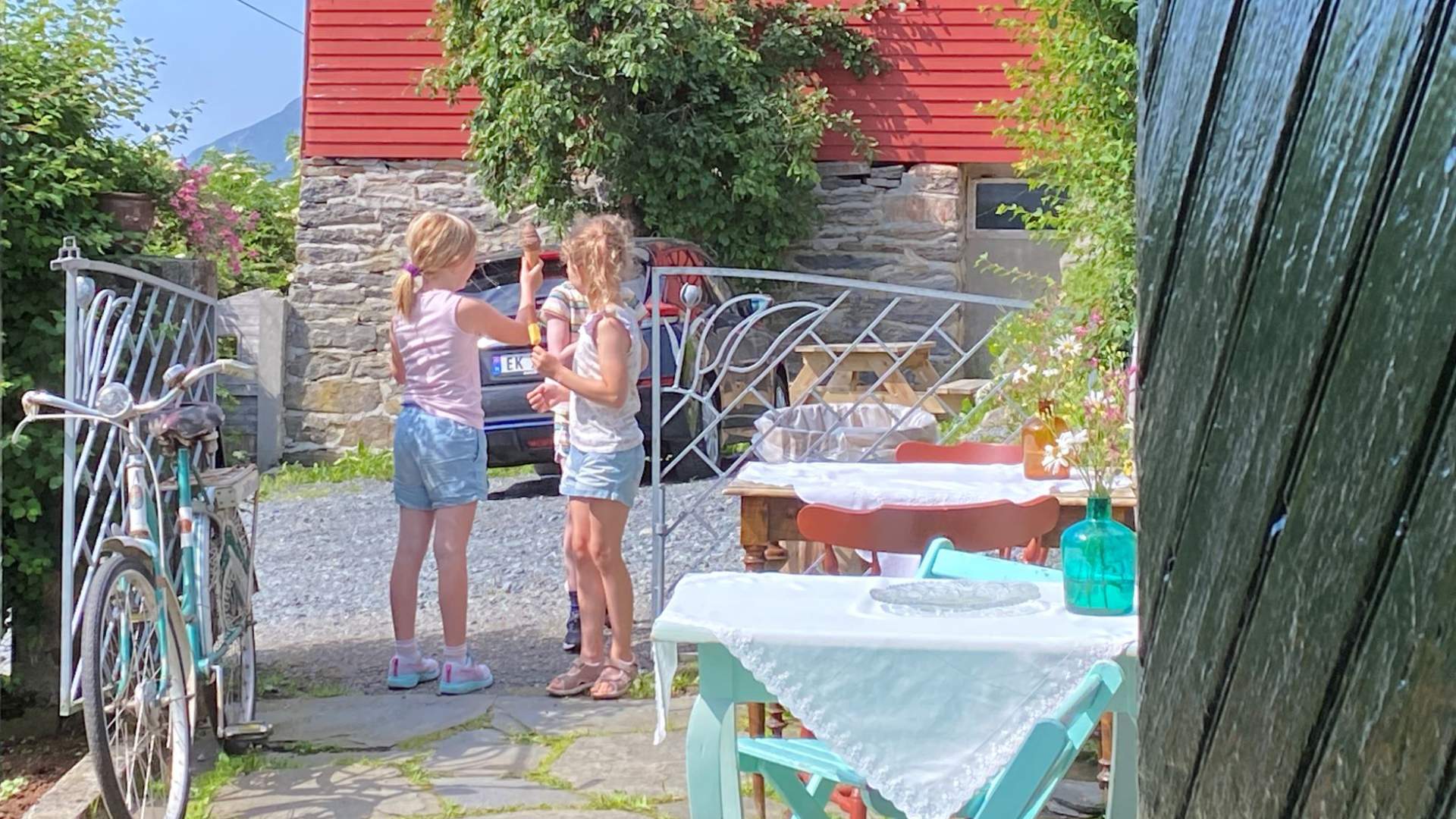 God stemning i uteområdet på Kråen Gard.