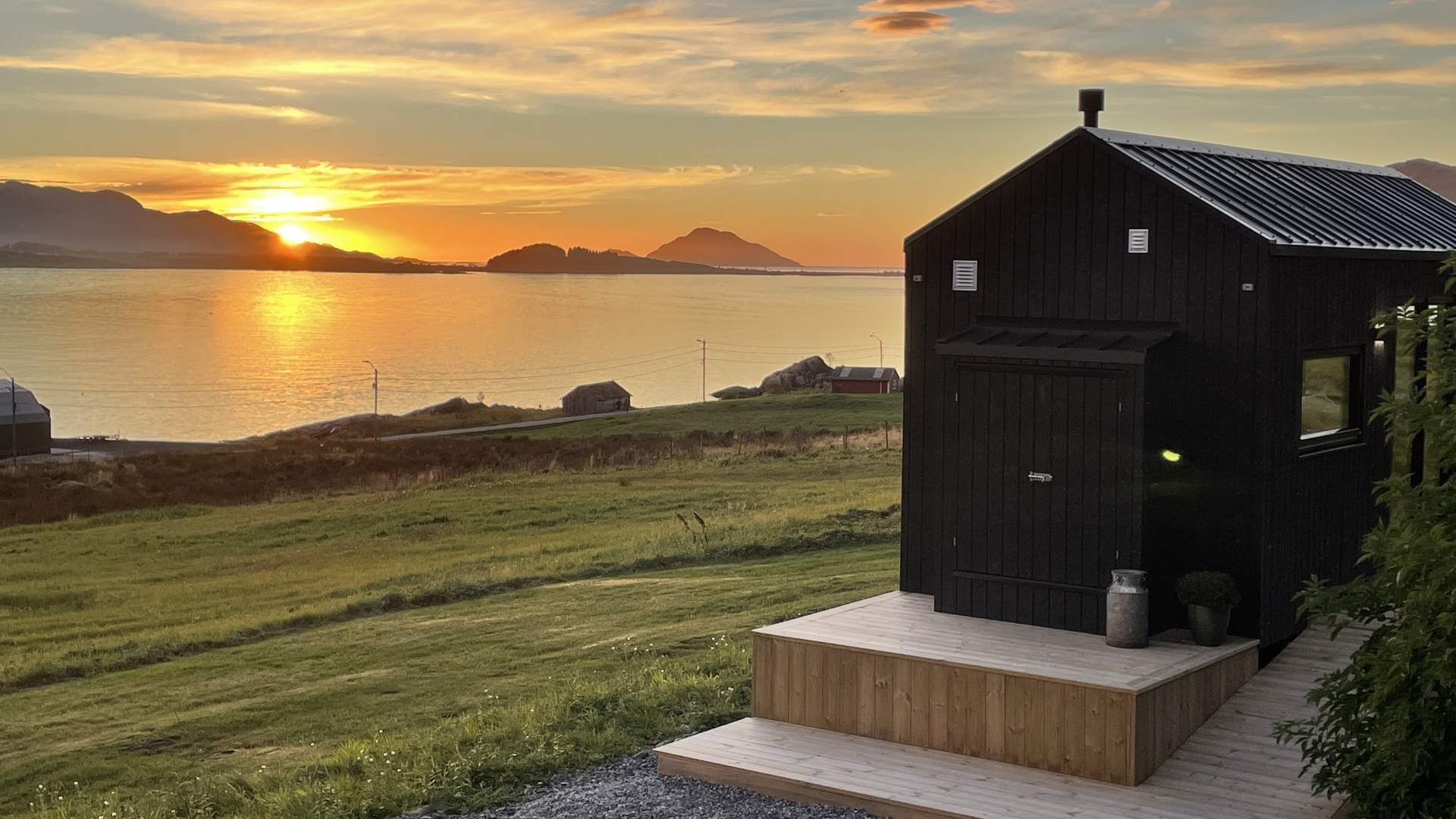 Mikrohus på Kråen Gard med fantastisk utsikt og solnedgang.
