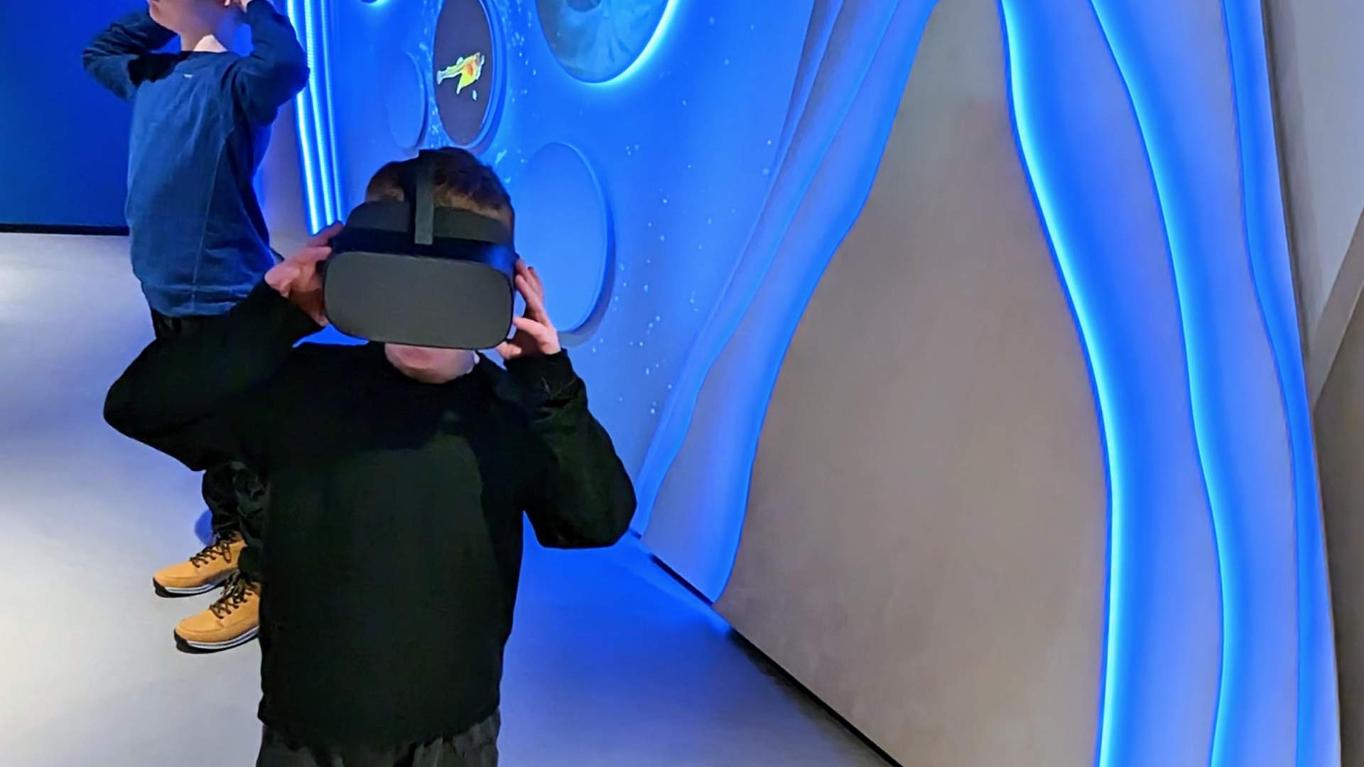 To brødre utforsker VR brillene